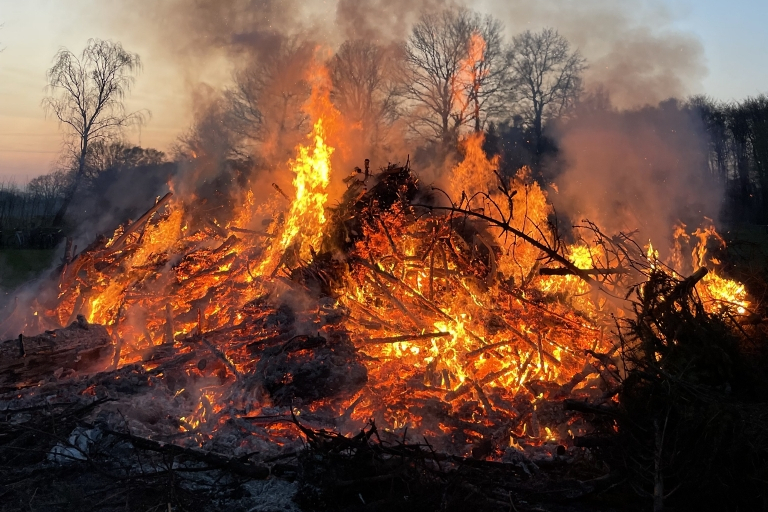 Brennender Reisighaufen
