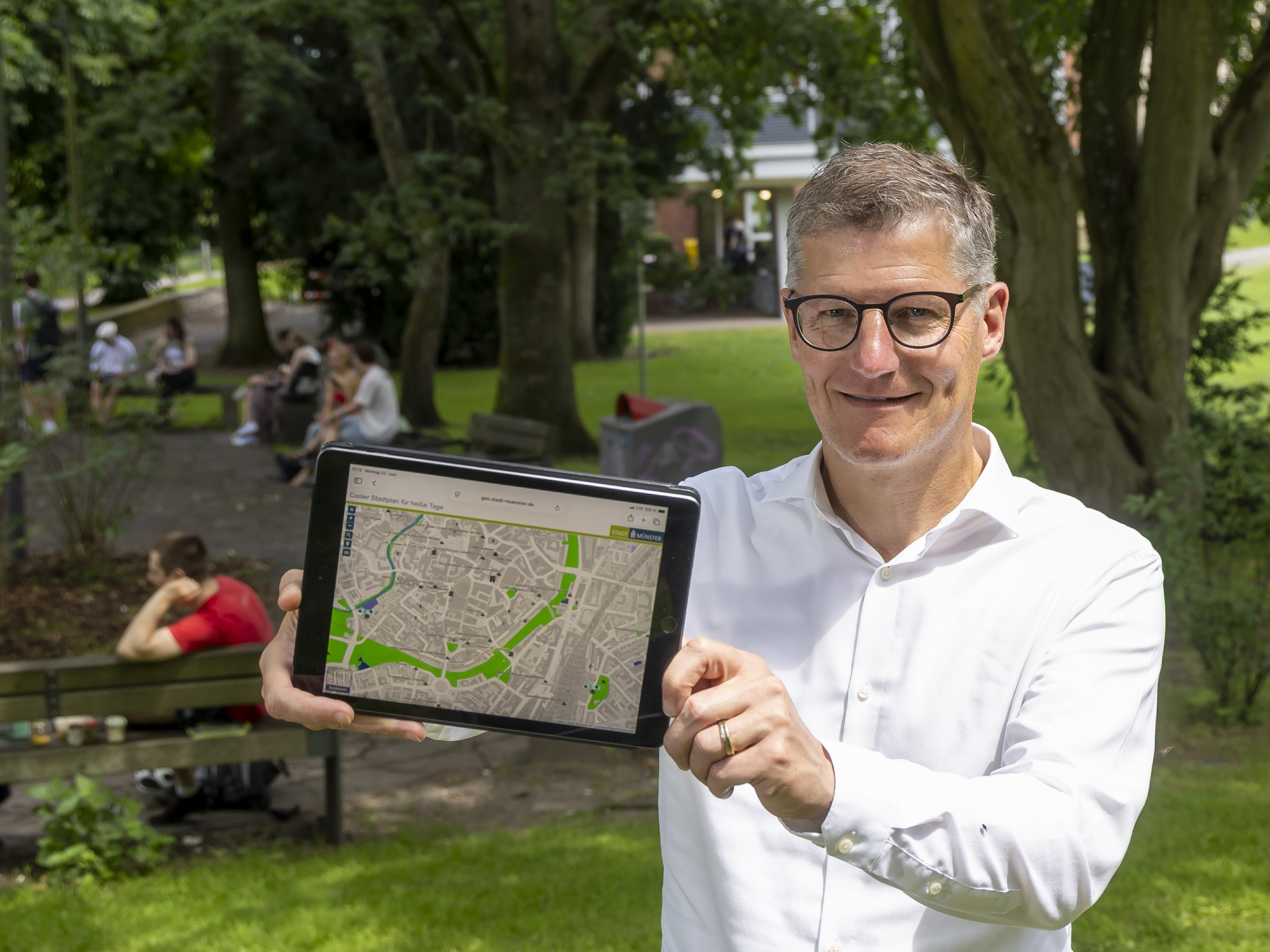 OB Fuchs mit Tablet in der Hand