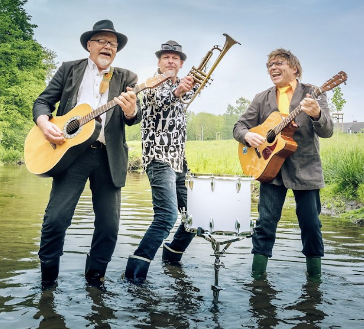 Bandfoto mit Instrumenten