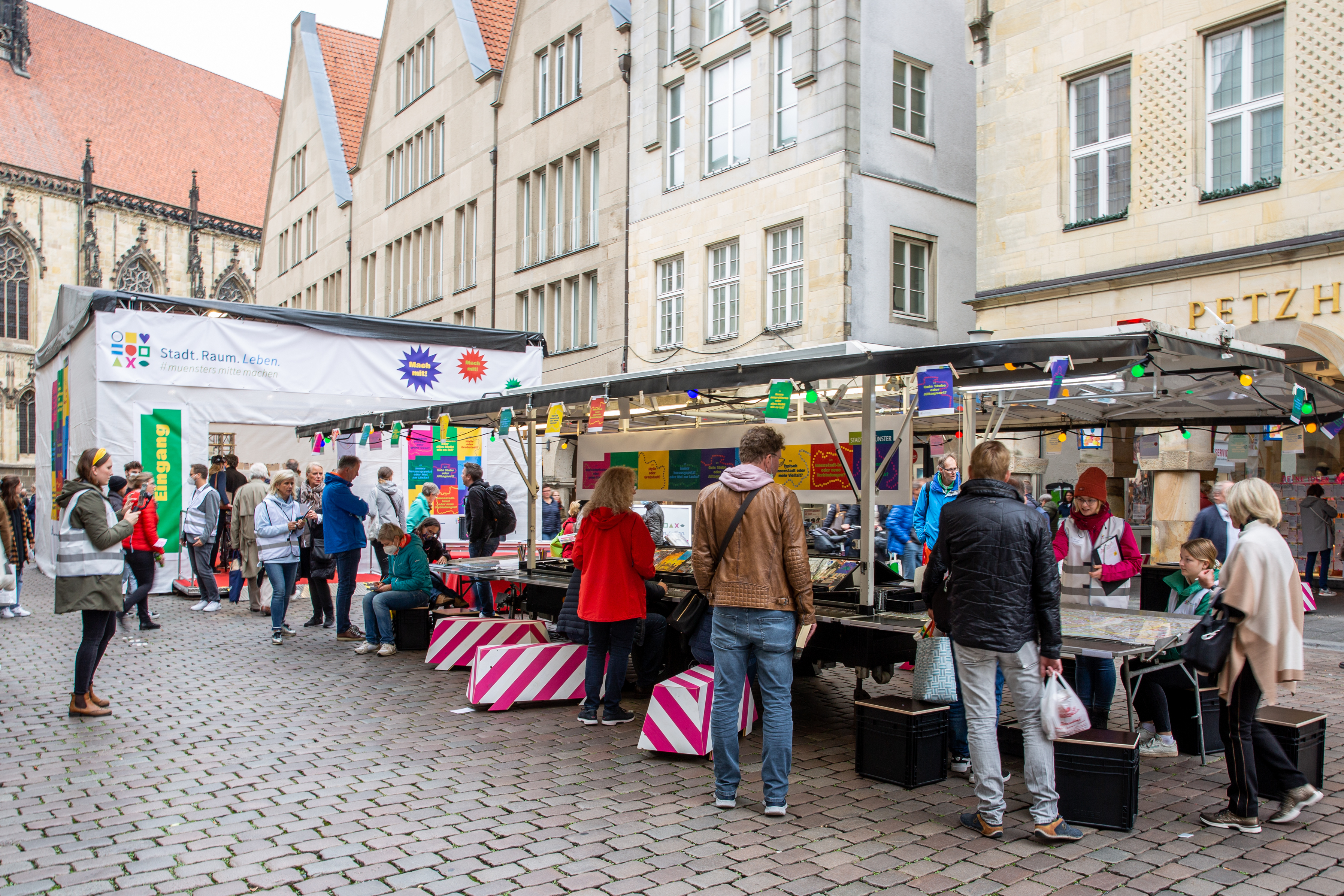 Das Infomobil auf dem Prinzipalmarkt am Dialogtag