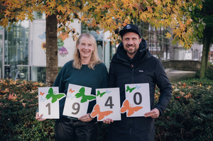 Phillip Oeinck vom Fahrradbüro der Stadt Münster übergab einen symbolischen Spendenscheck in Höhe von 1.940 Euro an Martina Kreimann von der Bürgerstiftung Bürgerwaisenhaus. 
