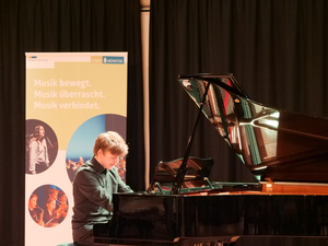 Ein junger Mann spielt Piano.