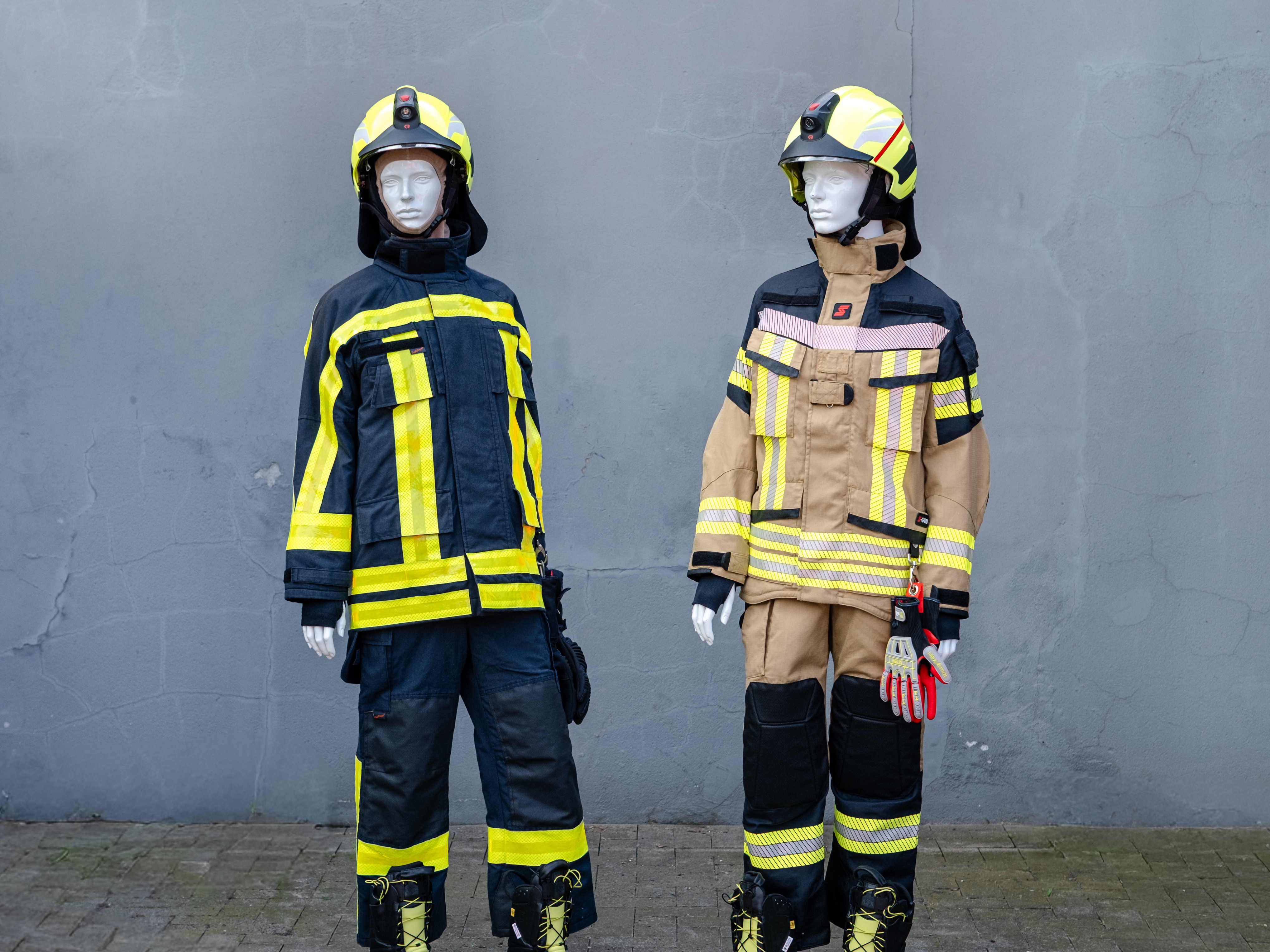 Neue Schutzkleidung für Münsters Feuerwehrleute: Helle Jacken und Hosen ergänzen dunkelblaue Ausstattung