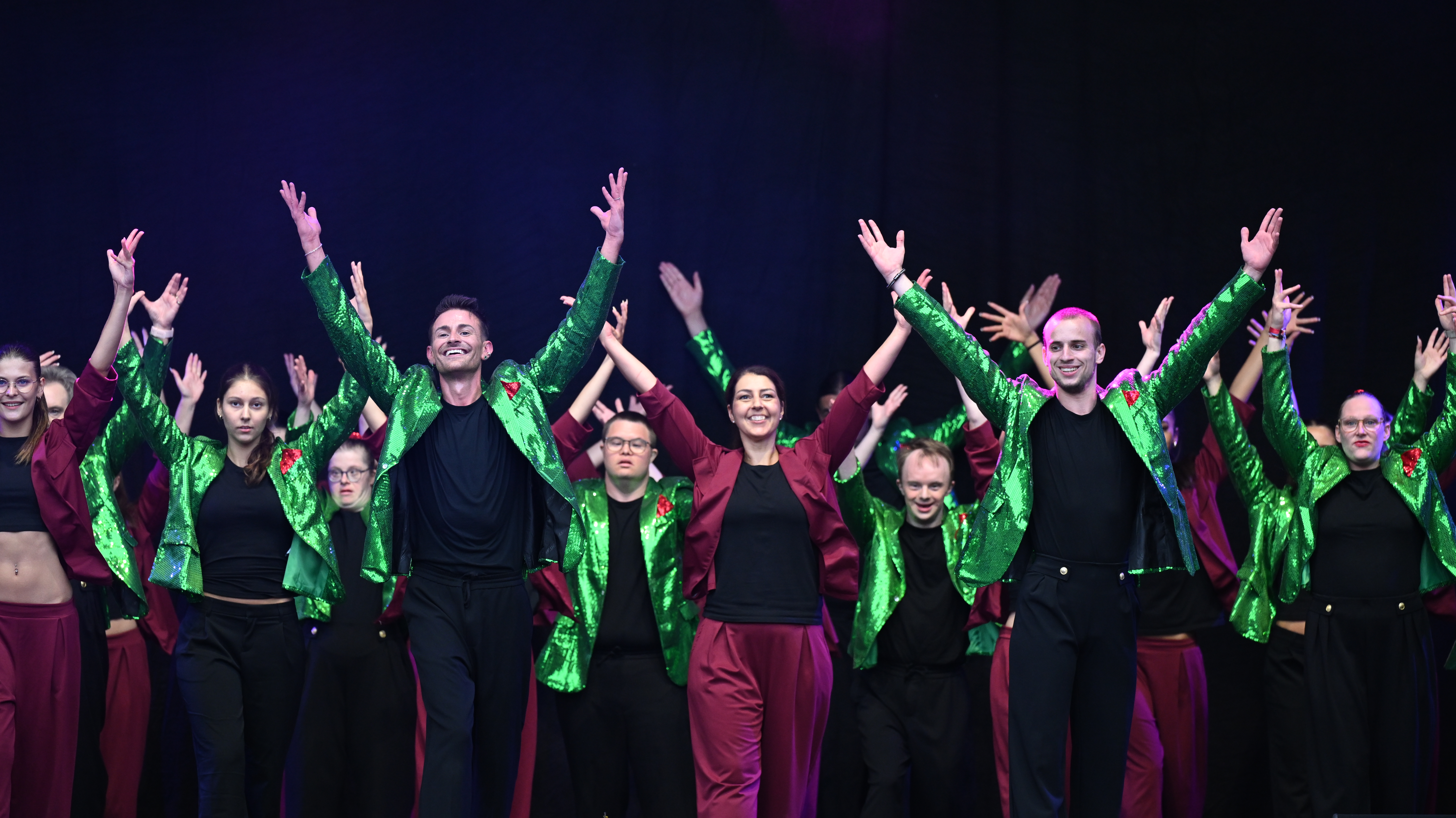 Tanz-Formation performt auf der Bühne