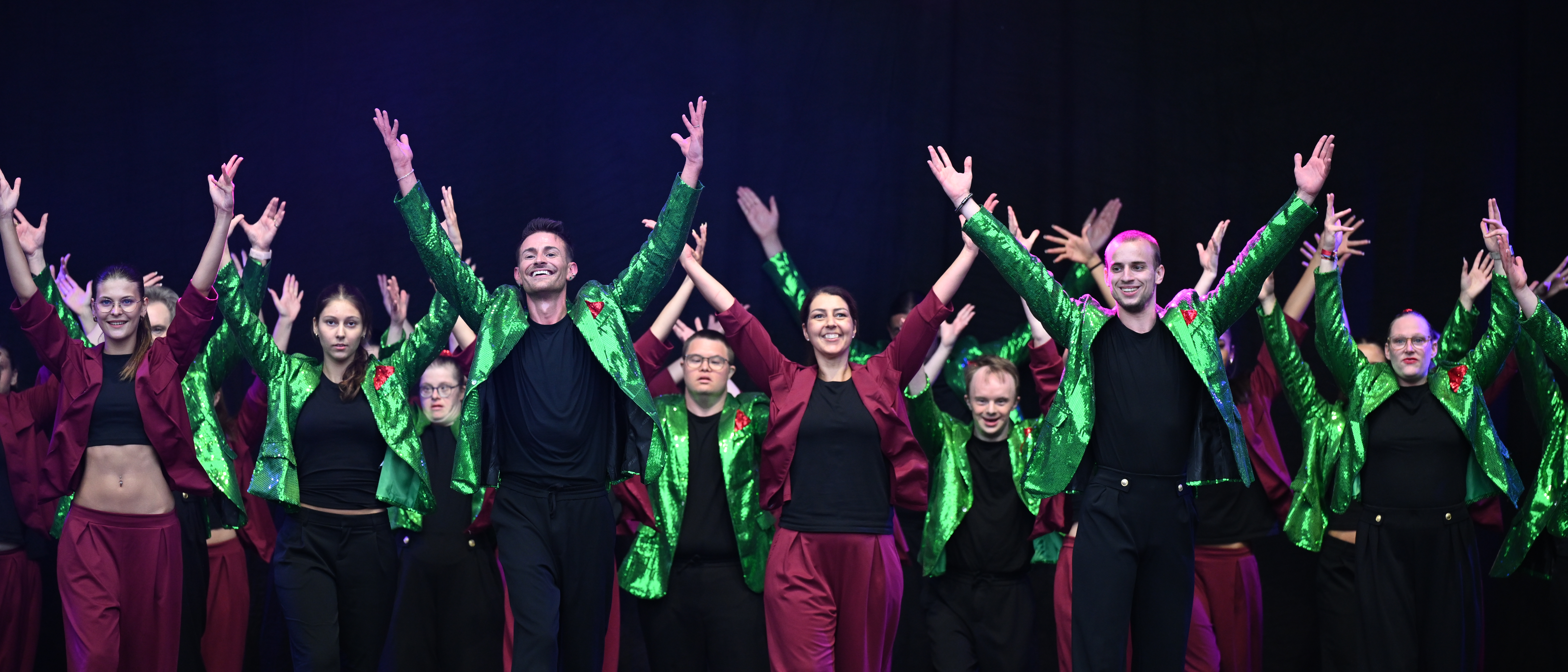 Tanz-Formation performt auf der Bühne