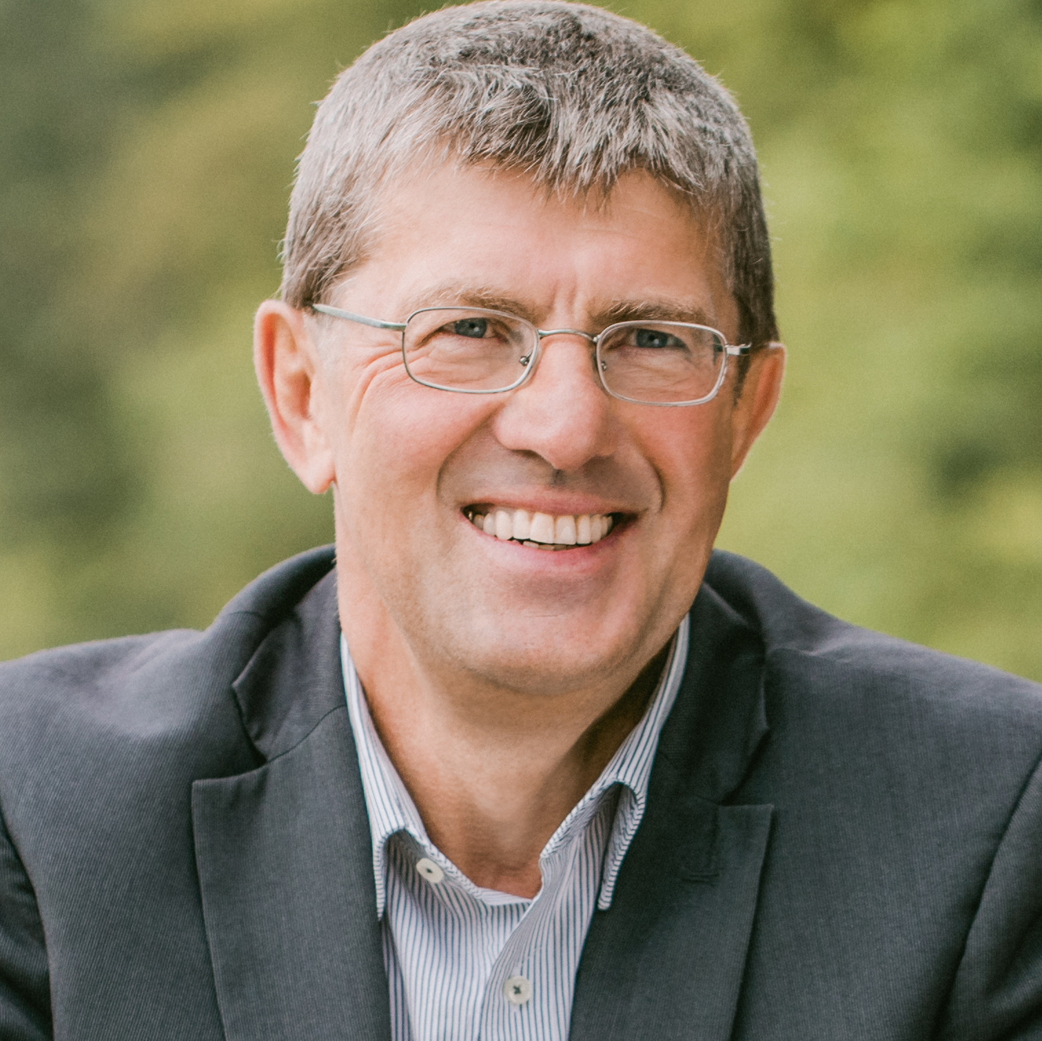 Mann im Anzug auf einem Fahrrad