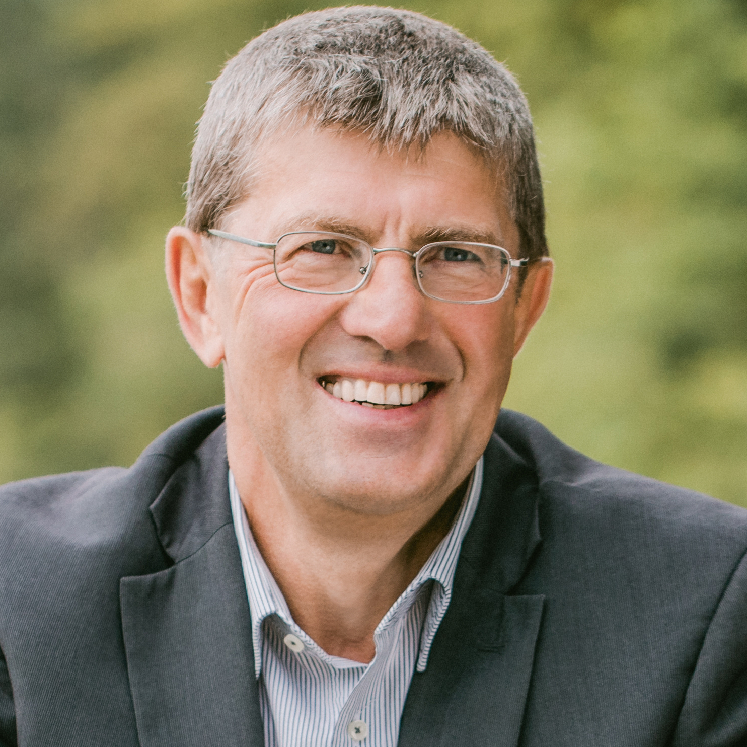 Mann im Anzug auf einem Fahrrad