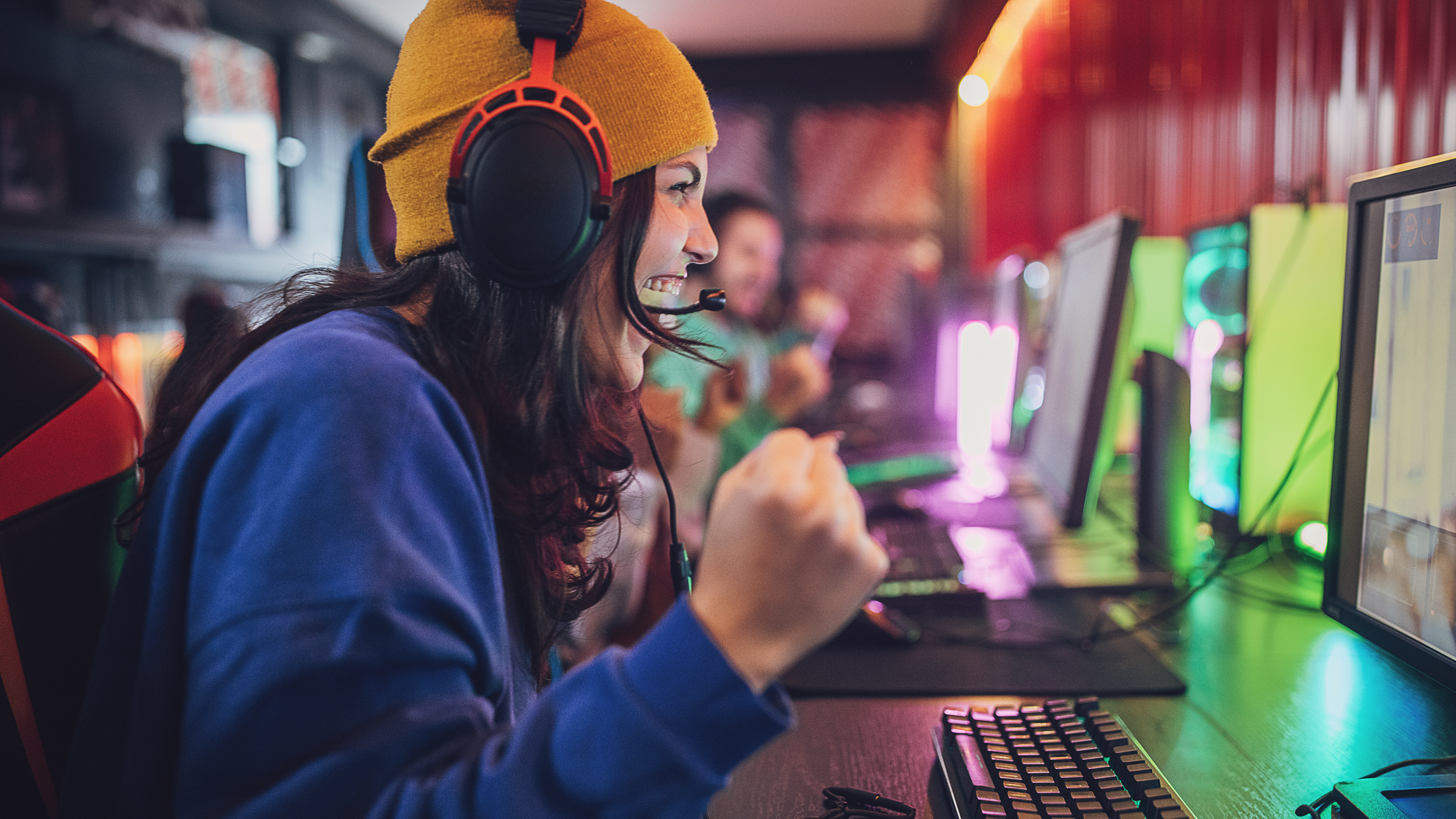 Junge Frau am Gaming-PC