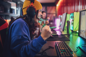 Junge Frau am Gaming-PC