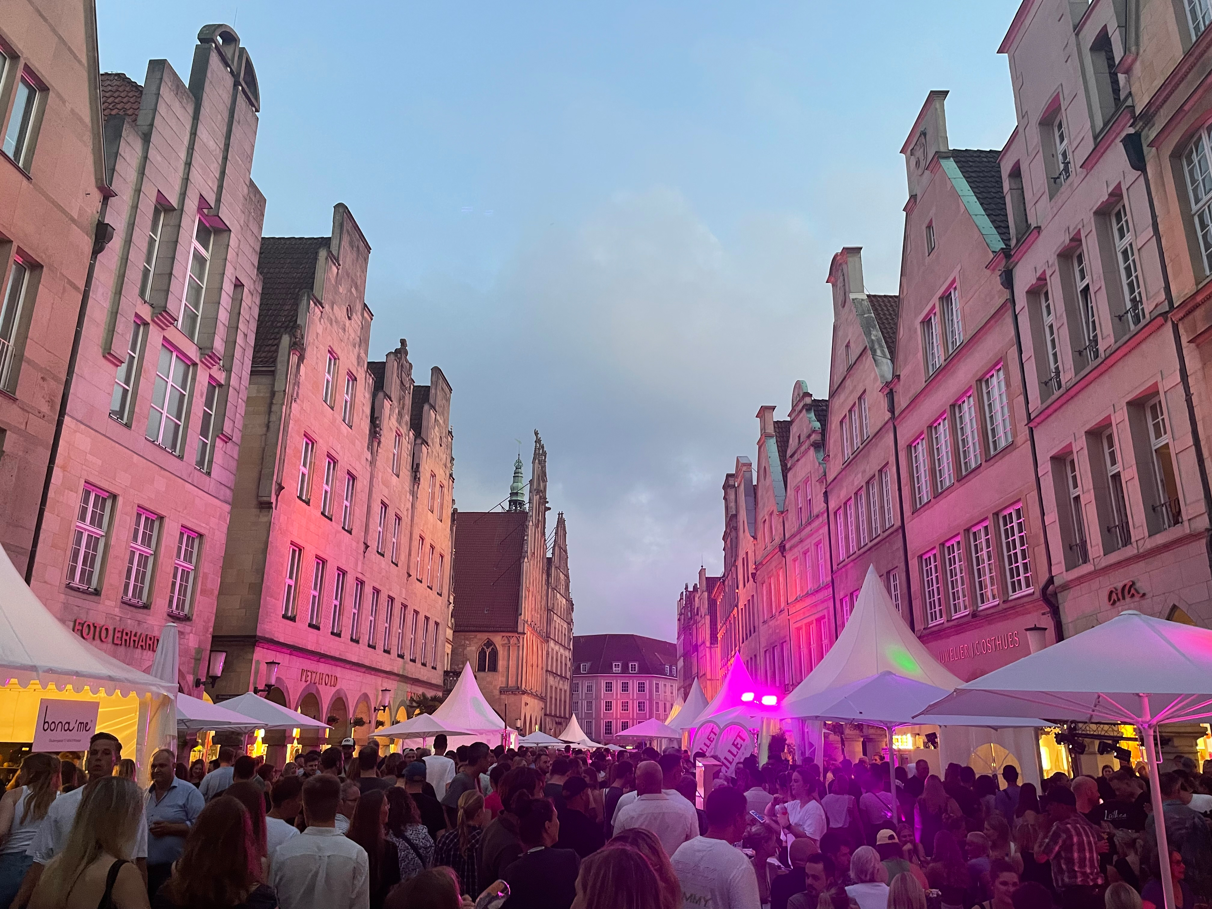 Beleuchtete Häuser und Zelte bei Münster Mittendrin