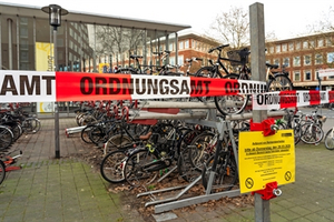 Abgebildet sind die abgesperrten Doppelstock-Fahrradständer von der Radstation am Berliner Platz.