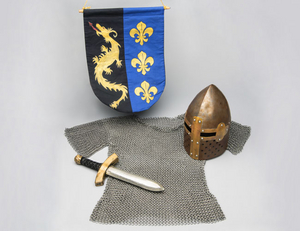 Kettenhemd, Ritterhelm, Schwert und Wappenschild