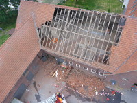 Bild zeigt Trümmer nach Teileinsturz eines Bauernhofdaches