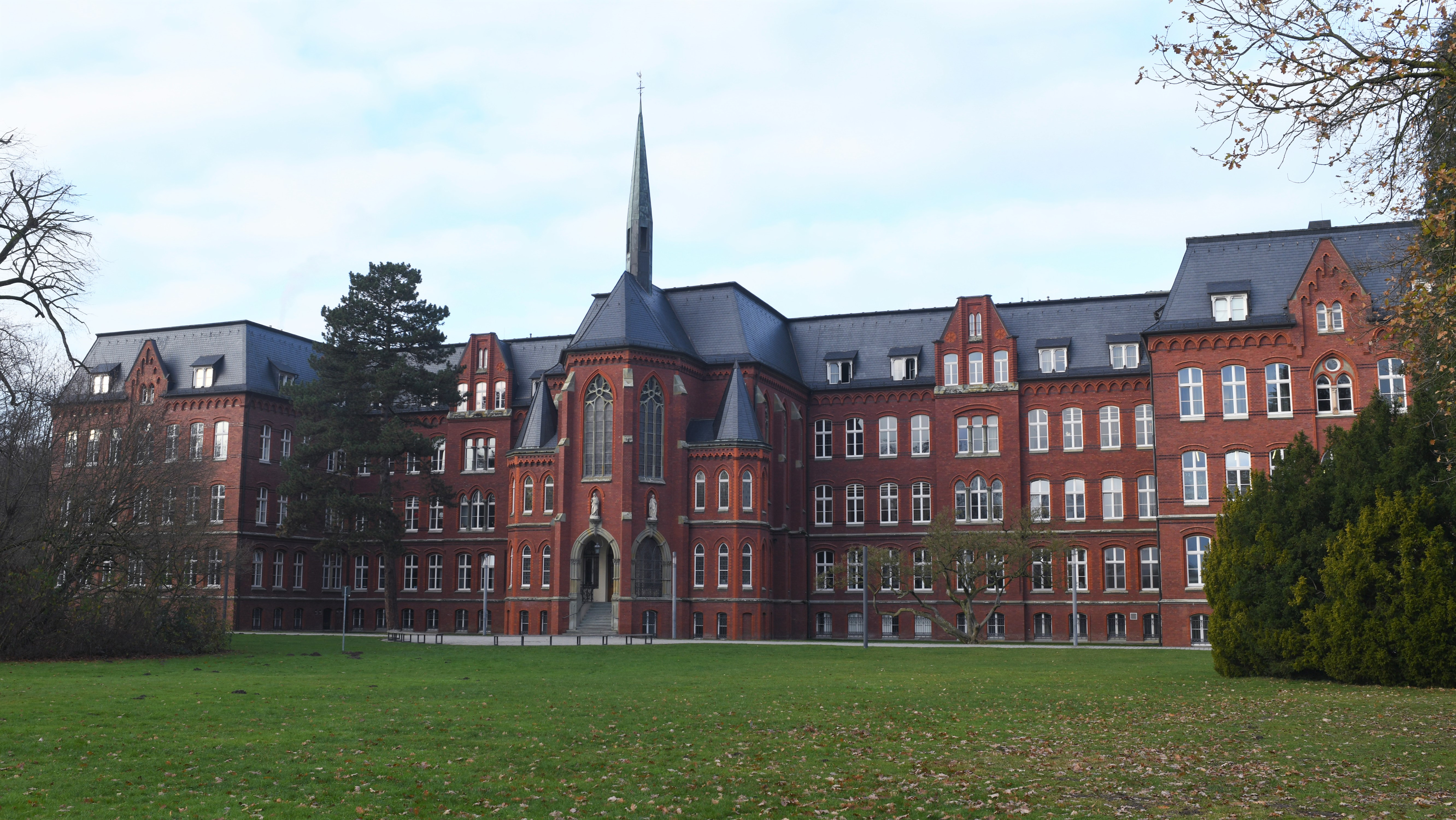 Außenansicht Gymnasium St. Mauritz im Herbst 2025