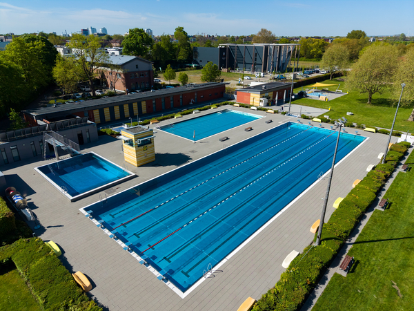 Blick über das gesamte Freibadgelände der Coburg