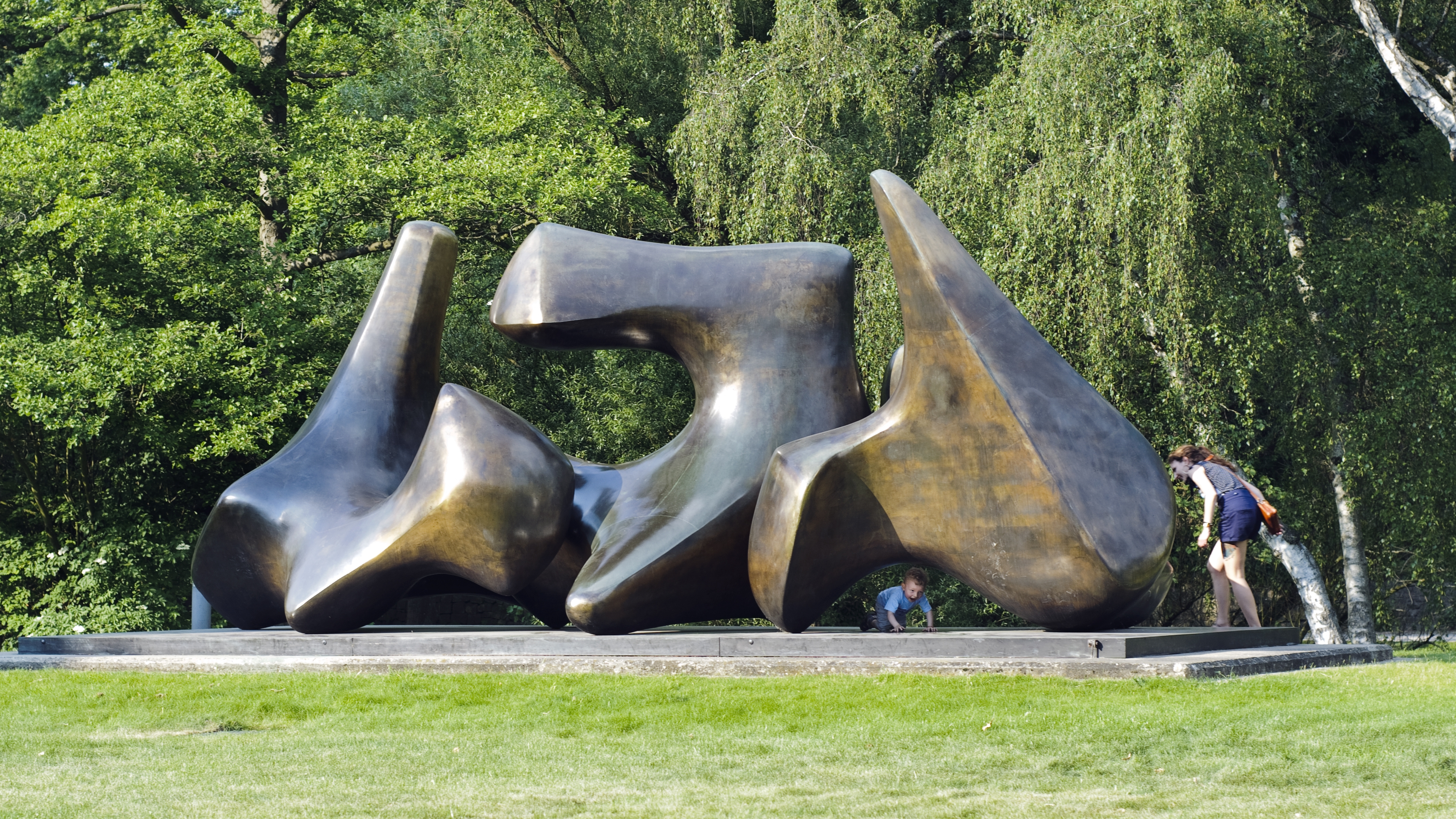 Bronzeplastik Vertebrae des Künstlers Henry Moore