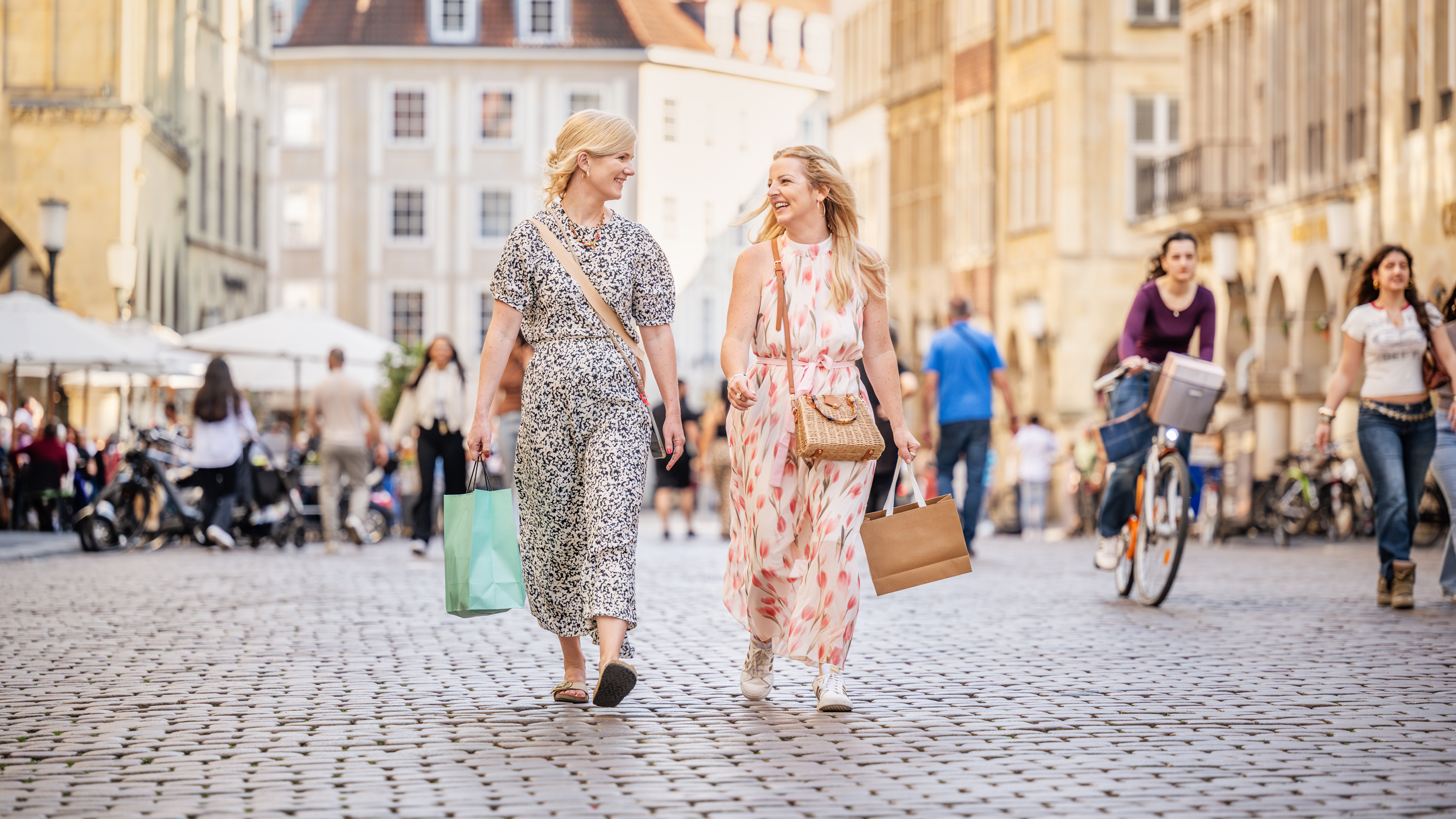 Zwei Frauen auf dem Prinzipalmarkt