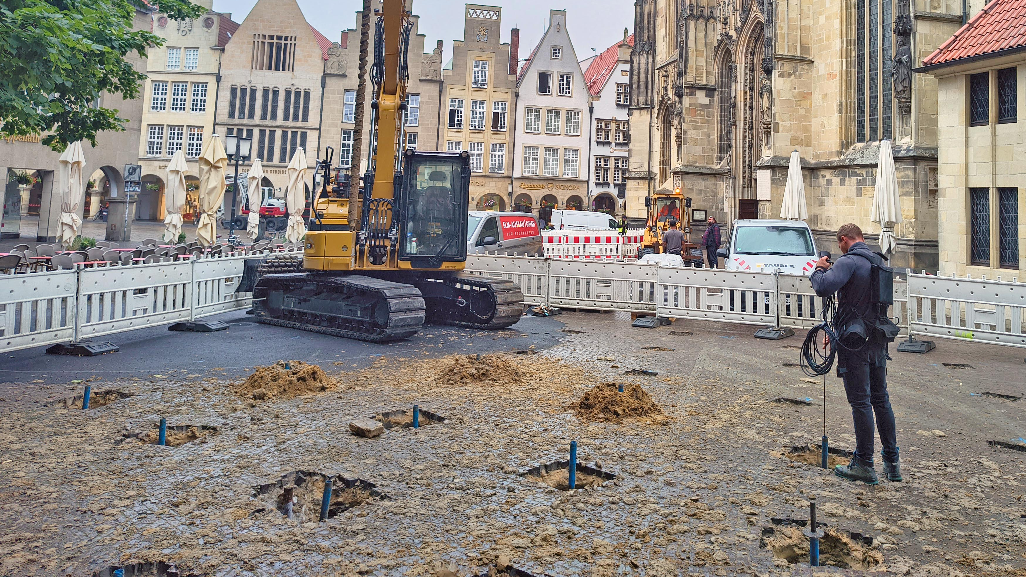 Bei der Sondierung entstandene Bohrlöcher auf dem abgesperrten Lamberti-Kirchplatz
