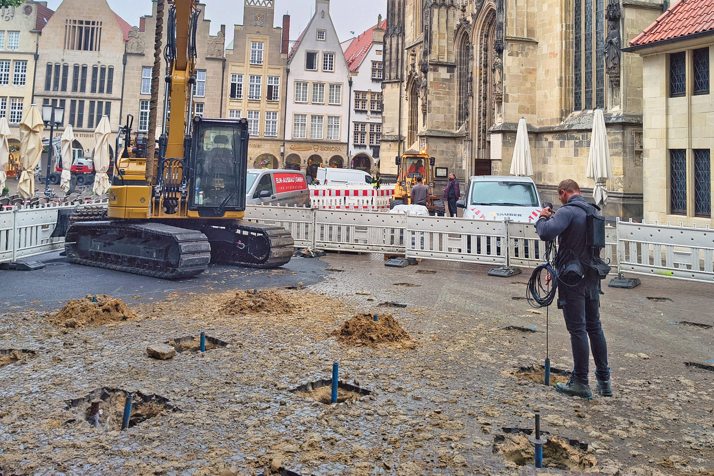 Bei der Sondierung entstandene Bohrlöcher auf dem abgesperrten Lamberti-Kirchplatz