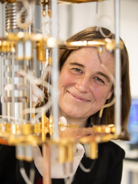 Frau Prof. Dr. Ursula Wurstbauer blickt von hinter ein Quantum physikalische Aufstellung durch