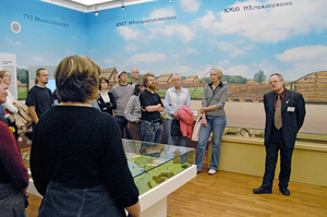 Besuchergruppe in einer Führung durch die Schausammlung