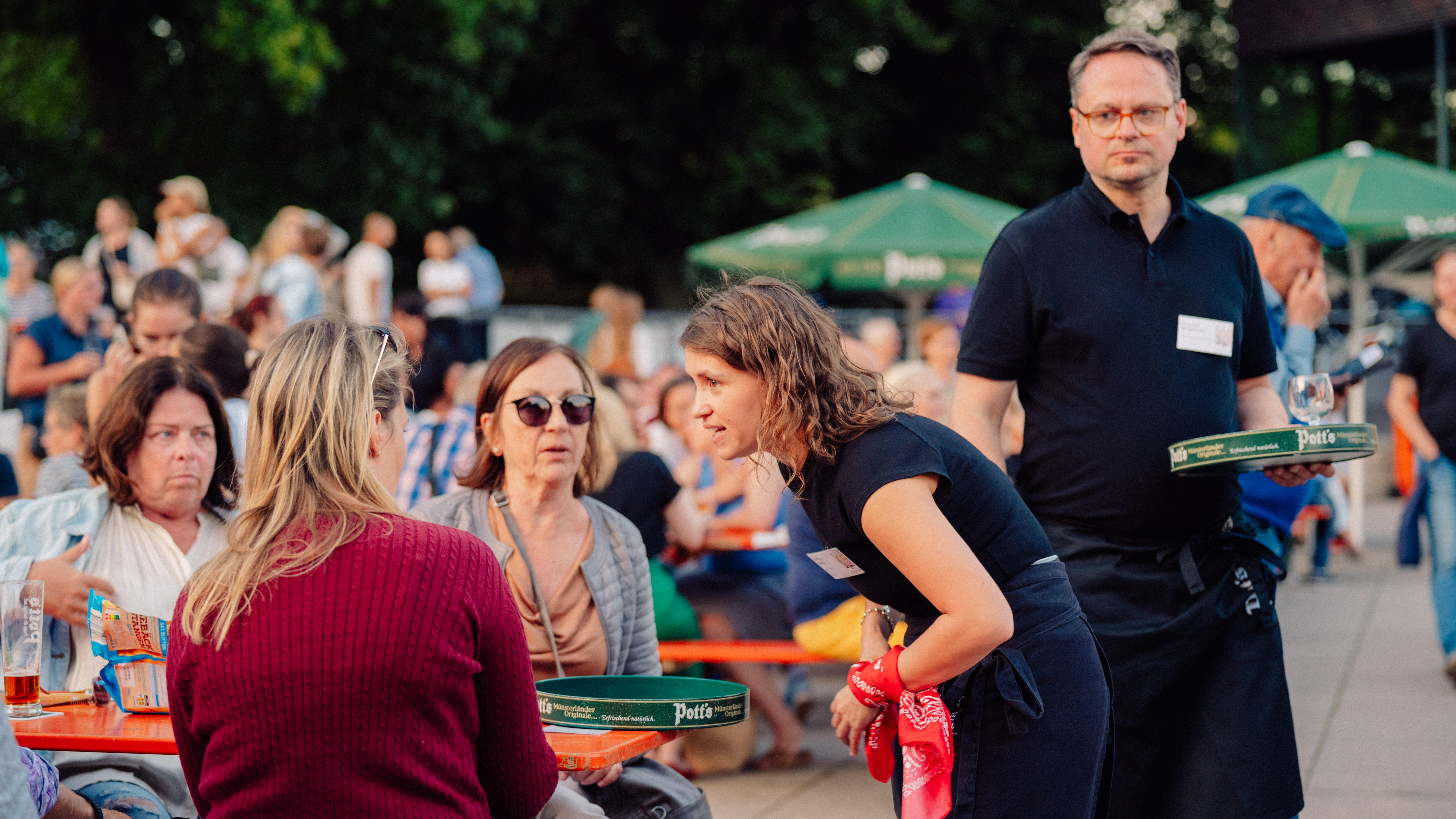 Janina Fautz (Merle) im Einsatz beim Promi-Kellnern 2025