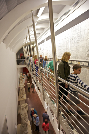 Blick durch die Rotunde ins 1. und 2. OG