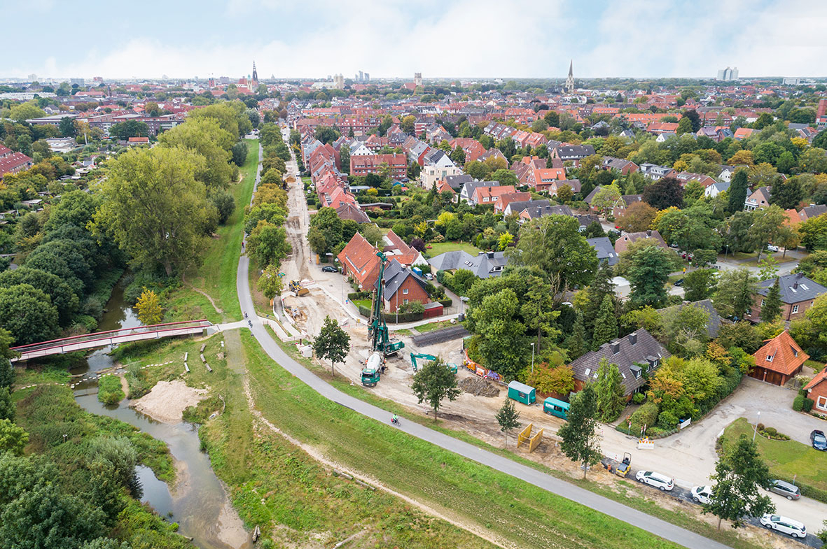 Schrägluftbild: Die Kanalstraße mit Pumpwerk