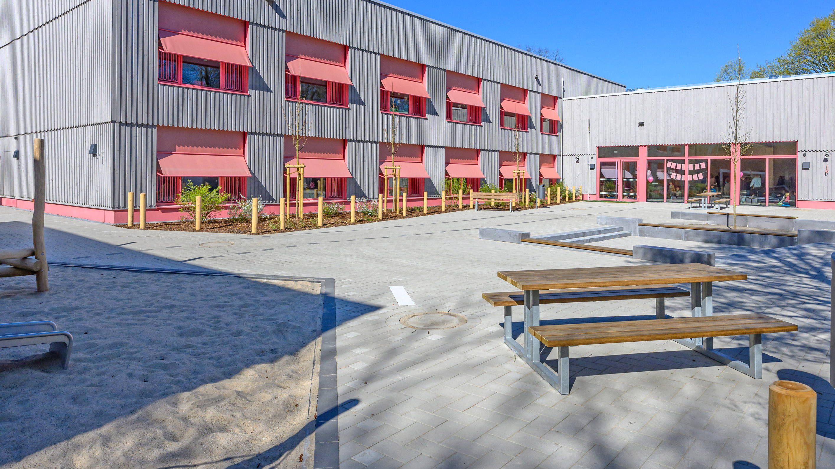Der Erweiterungsbau der Annette-von-Droste-Hülshoff-Grundschule in Angelmodde bietet moderne Klassenzimmer, Differenzierungsräume und Betreuungsbereiche. Der Erweiterungsbau der Annette-von-Droste-Hülshoff-Grundschule in Angelmodde bietet moderne Klassenzimmer, Differenzierungsräume und Betreuungsbereiche. 