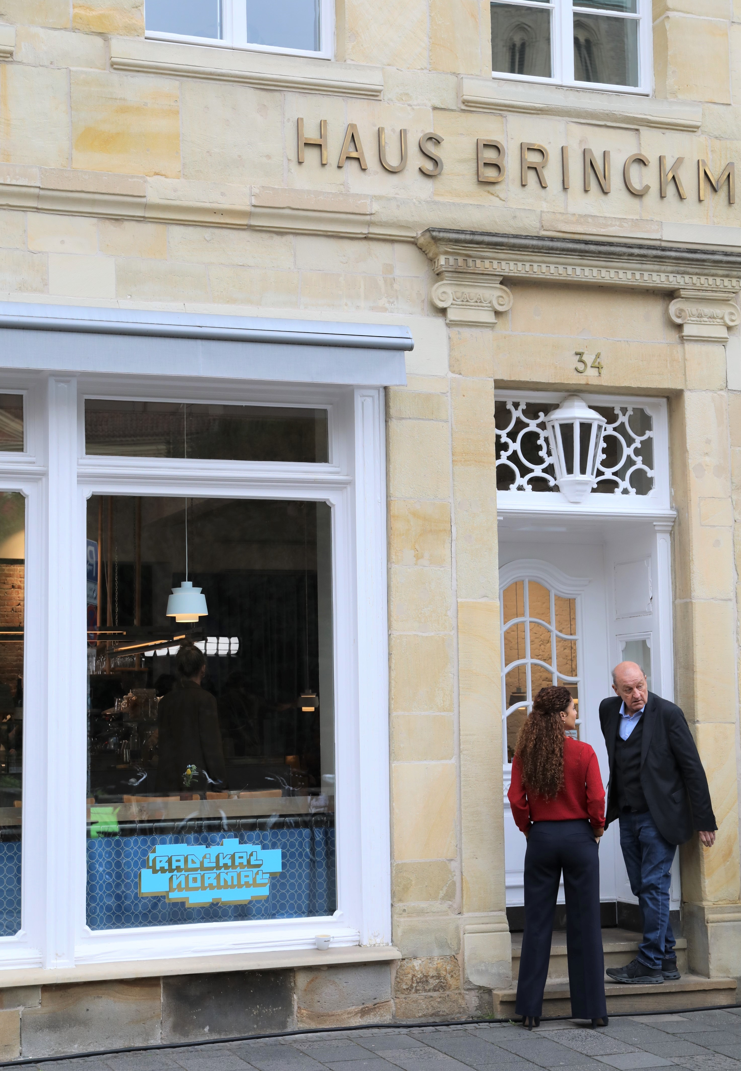 Patricia Meeden und Leonard Lansink vor dem Café "Supernormal"