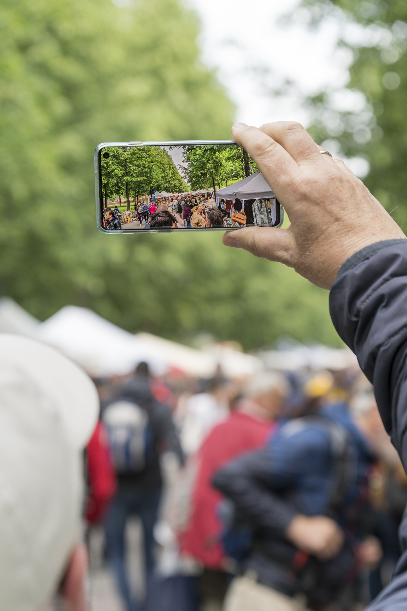 Promenadenflohmarkt durchs Smartphone abgelichtet