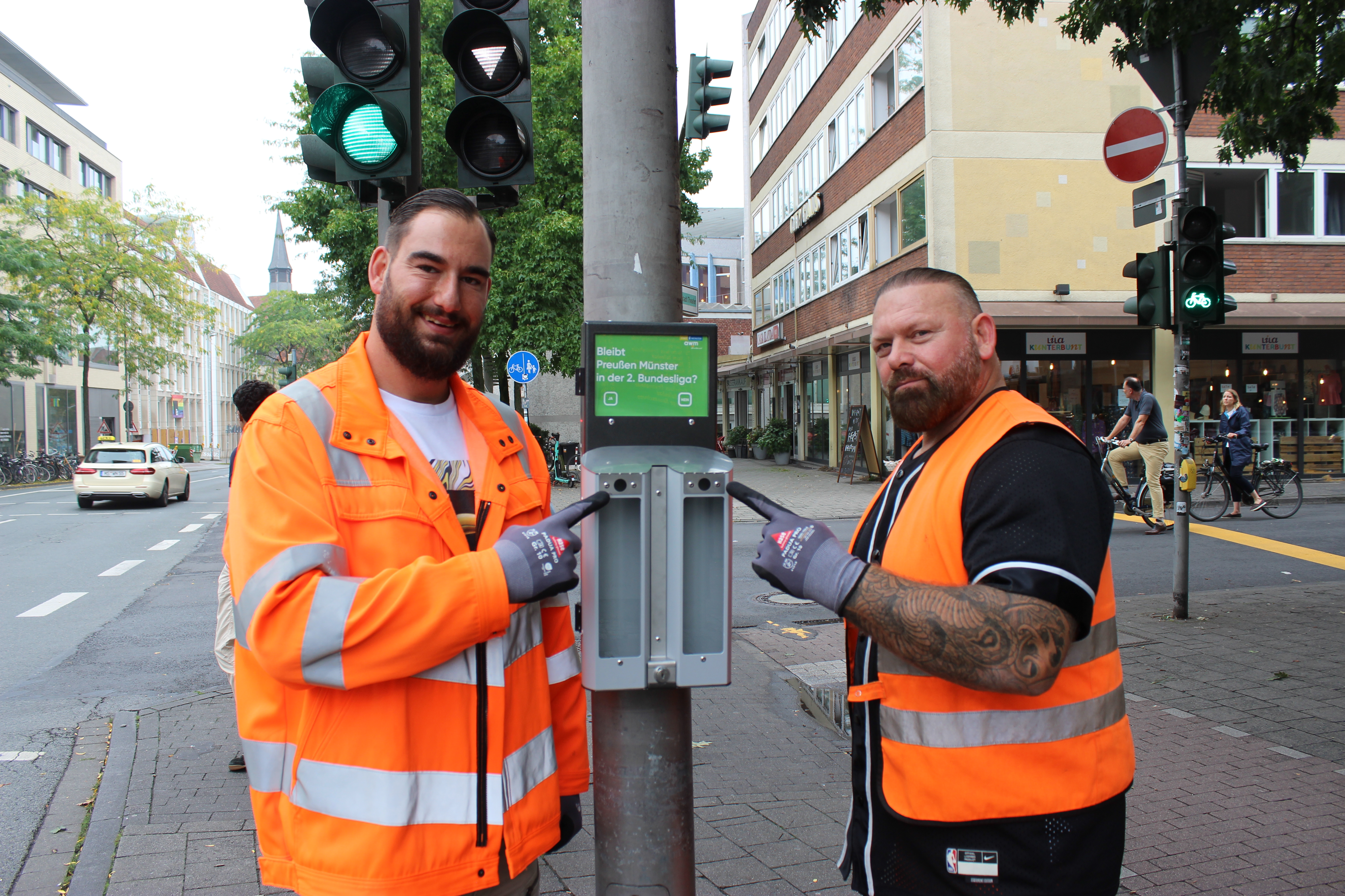 Team der awm Stadtreinigung beim Anbringen der Kippen-Orakel
