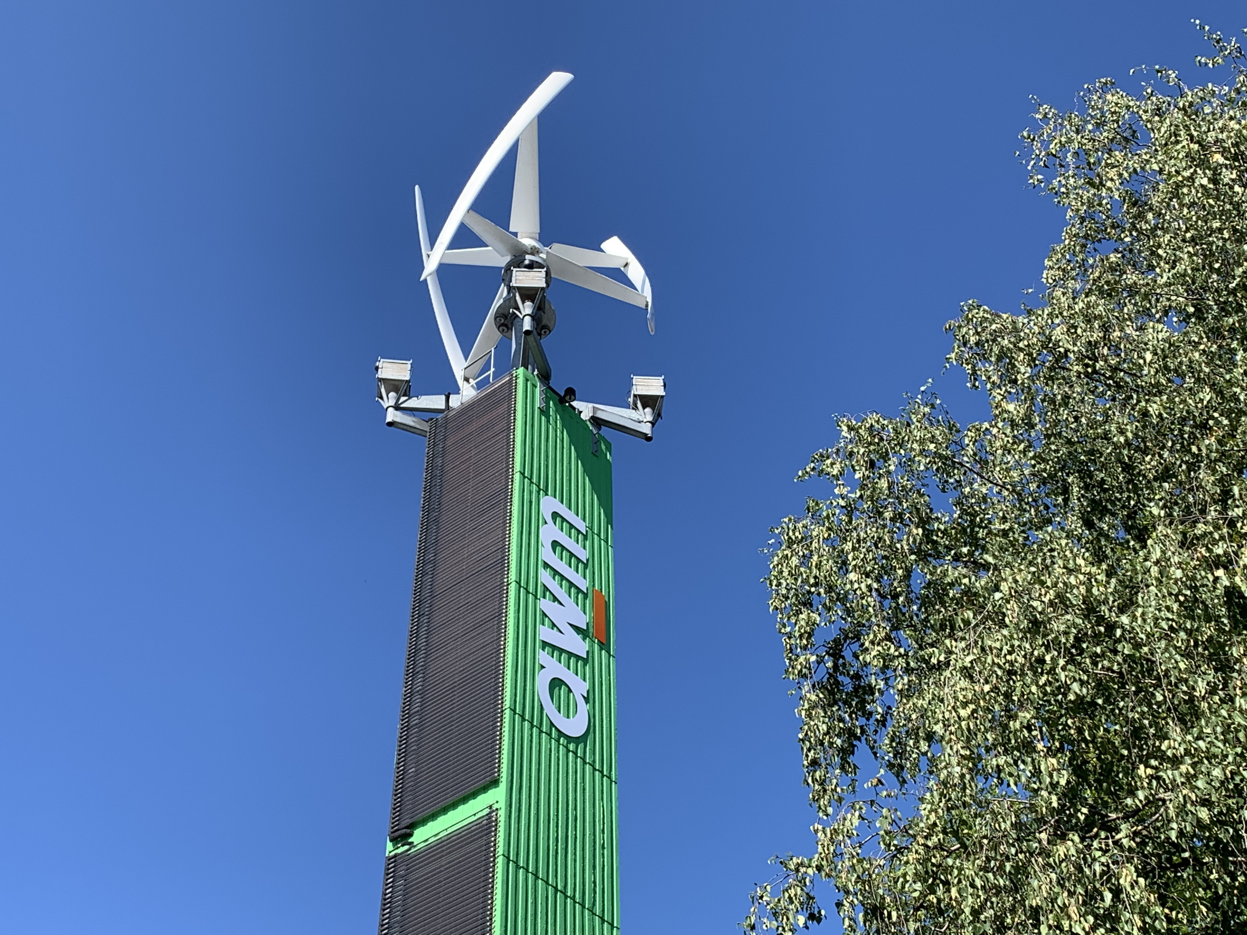 awm-Turm mit vertikalem Windrad