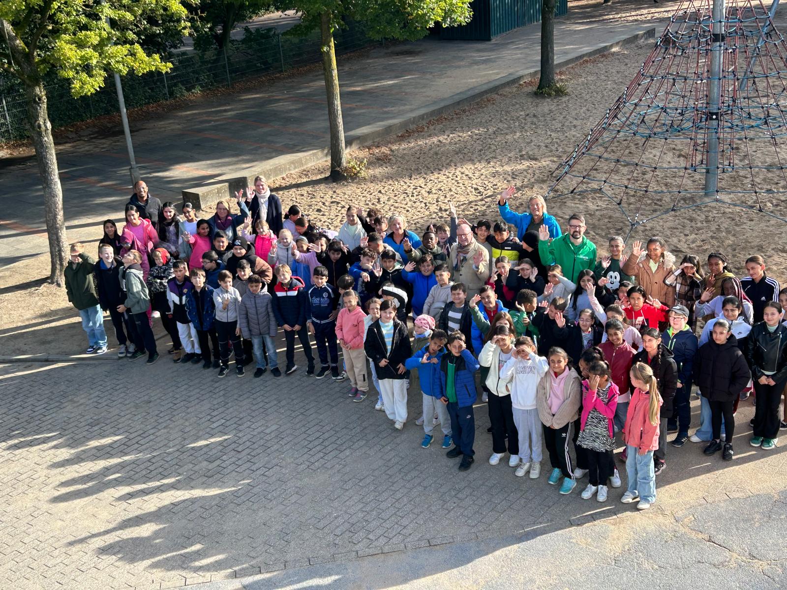 Schülerinnen und Schüler der Melanchthonschule Coerde sammeln mit Oberbürgermeister Lewe Abfall 