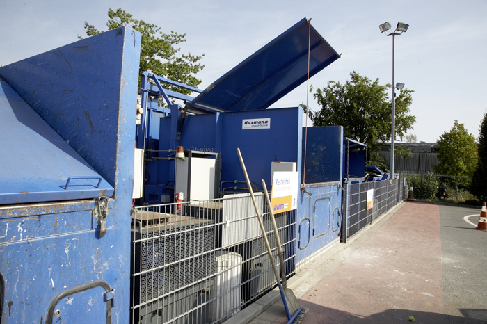Blick auf die Container des Recyclinghofs