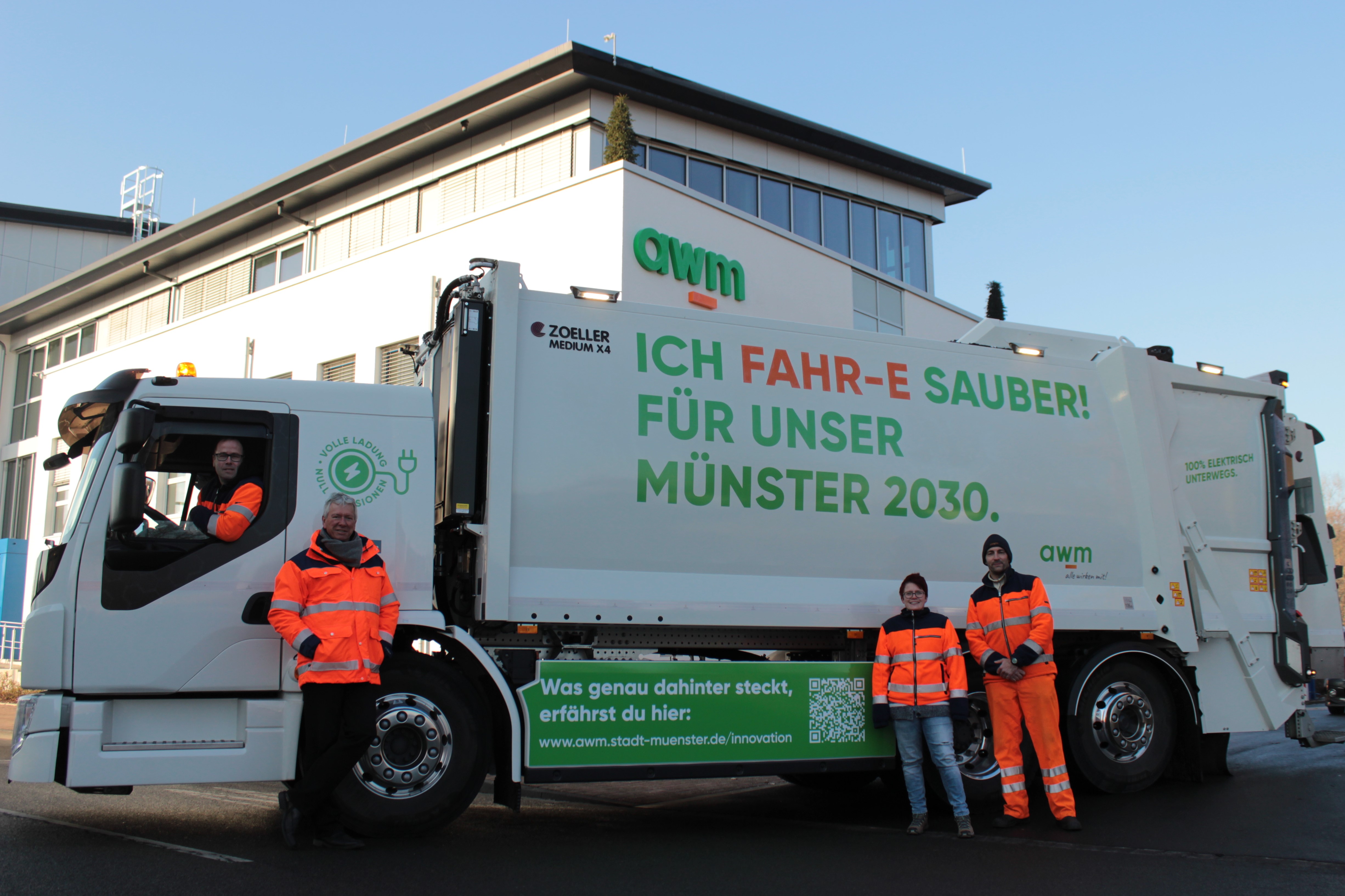 Mitarbeitende der awm vor dem neuen E-Abfallsammelfahrzeug