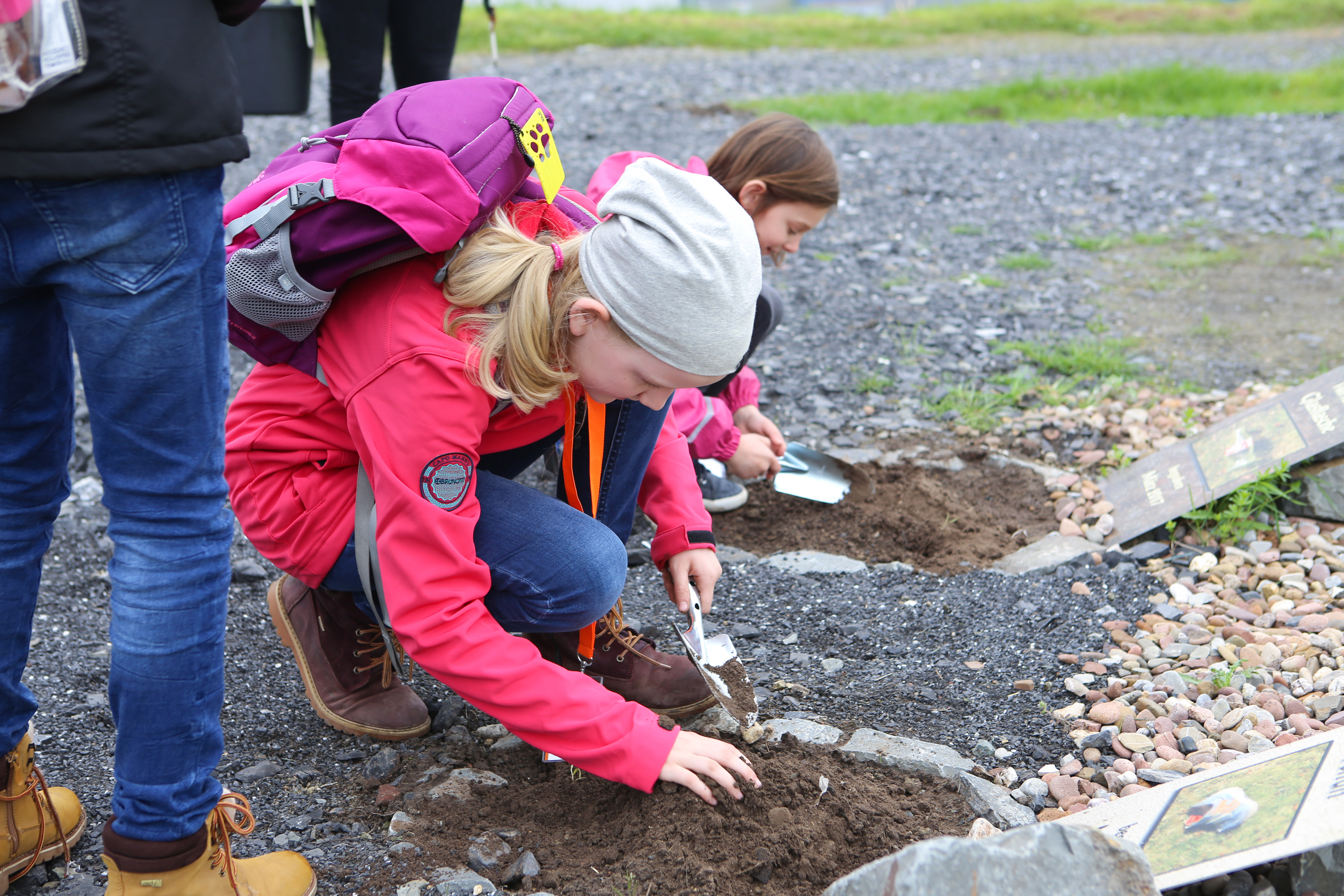 Kinder auf dem Deponie-Erlebnispfad