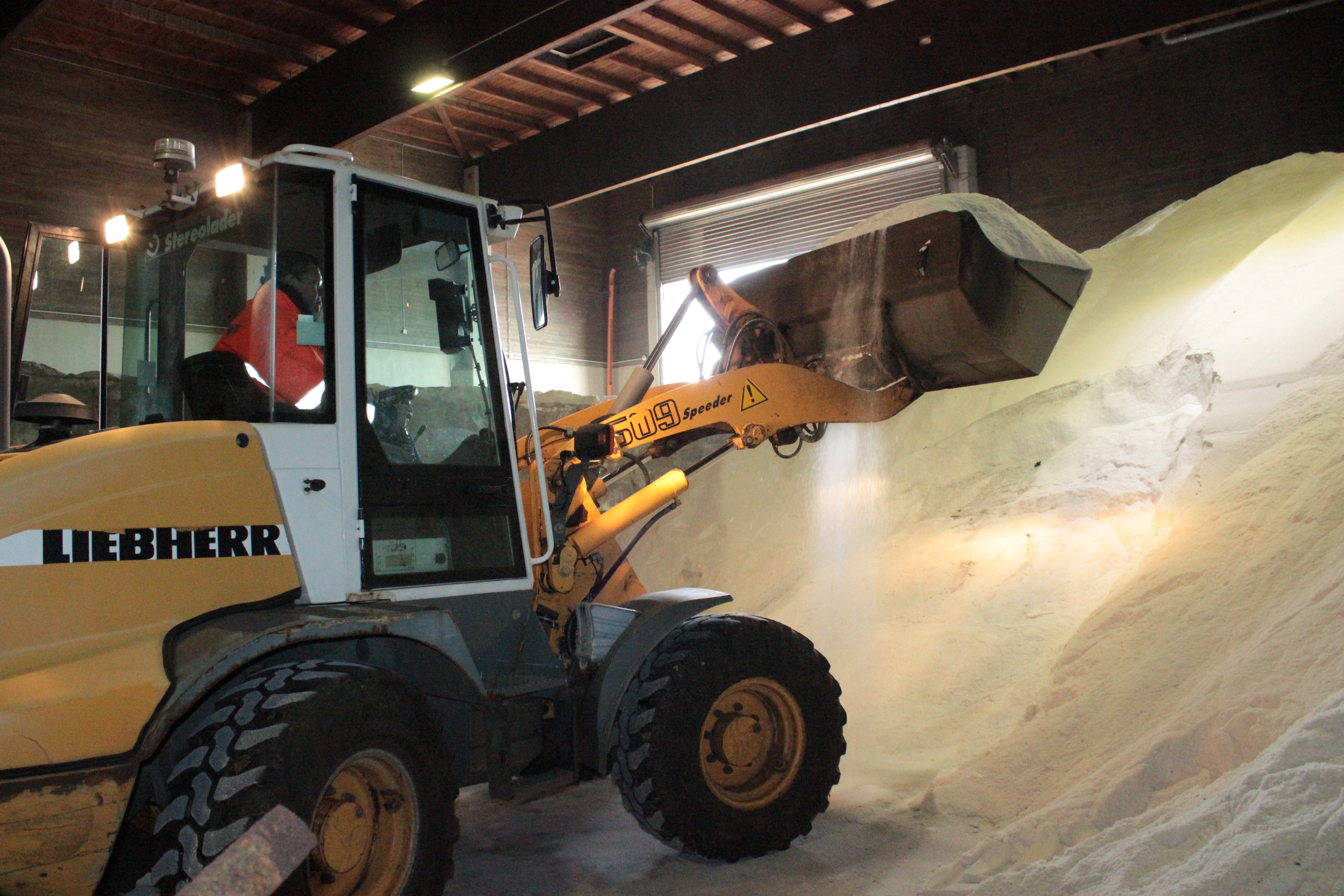 Salzanlieferung in der Salzhalle der awm