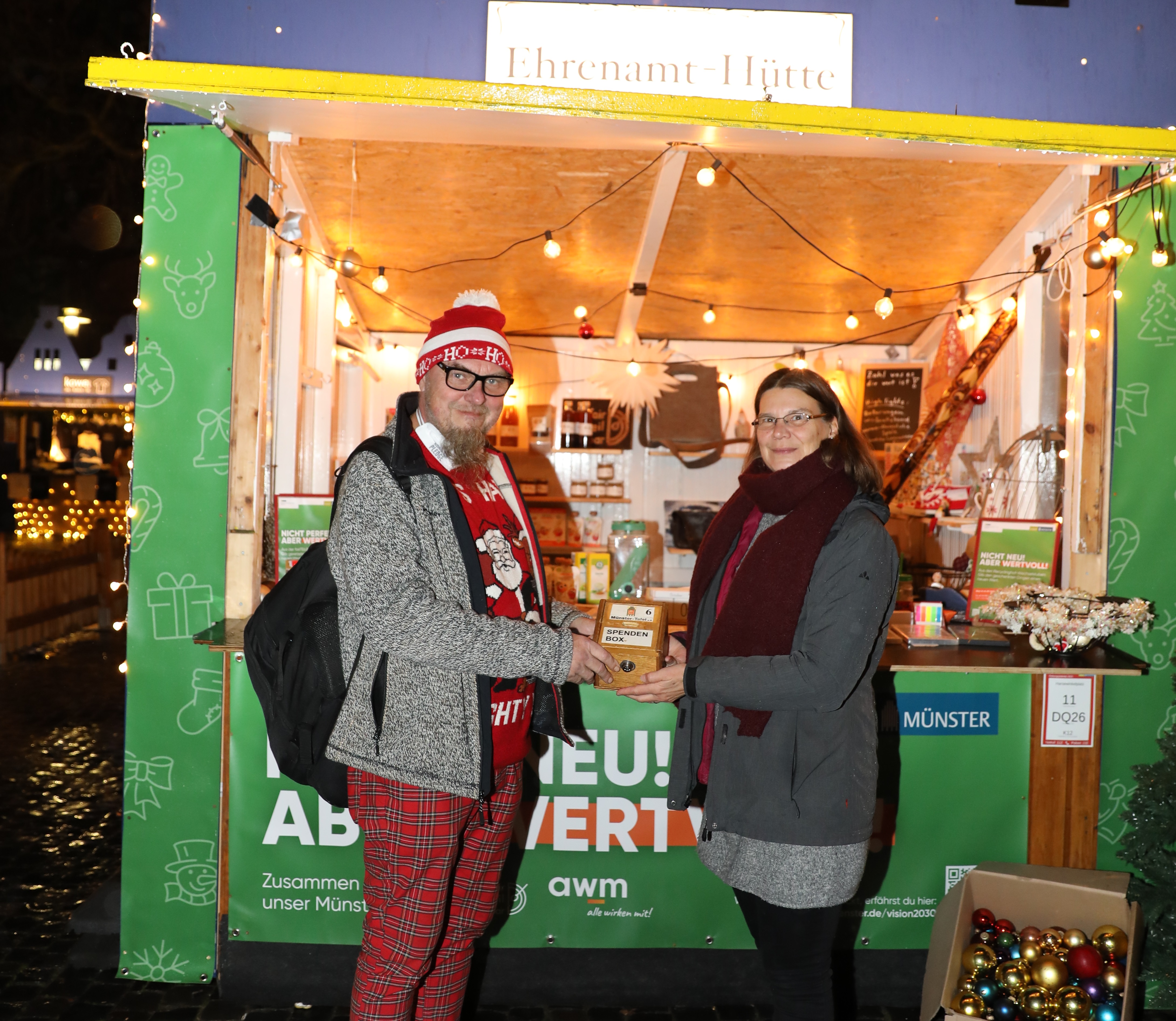  Wolfgang Wittler (Münster Tafel e. V.) und Tina Mai (awm) bei der Spendenübergabe