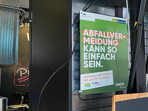 Plakat "Abfallvermeidung kann so einfach sein" auf dem Weihnachtsmarkt