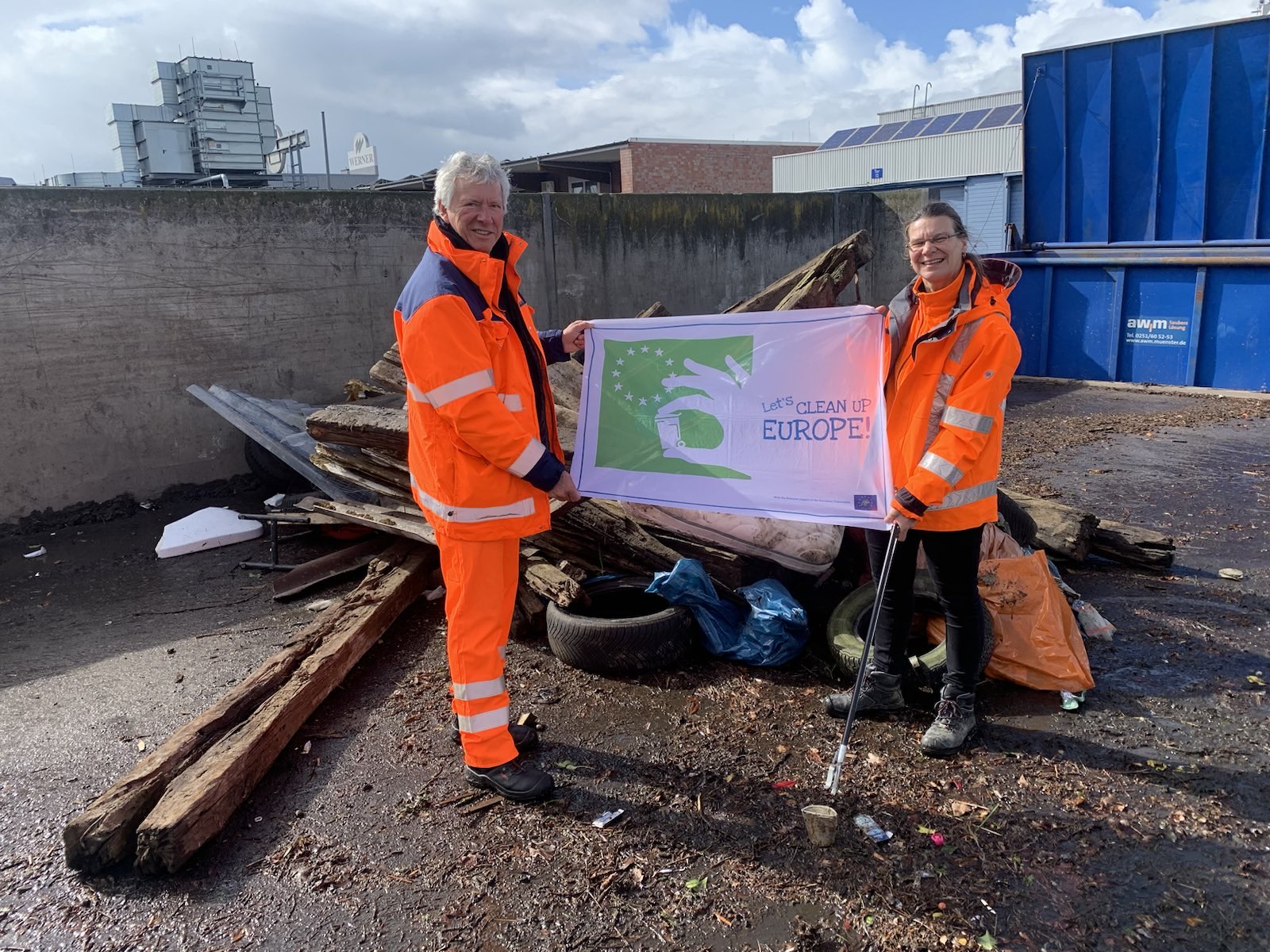 Betriebsleiter Patrick Hasenkamp und Projektleiterin Tina Mai inmitten von Bahnschwellen
