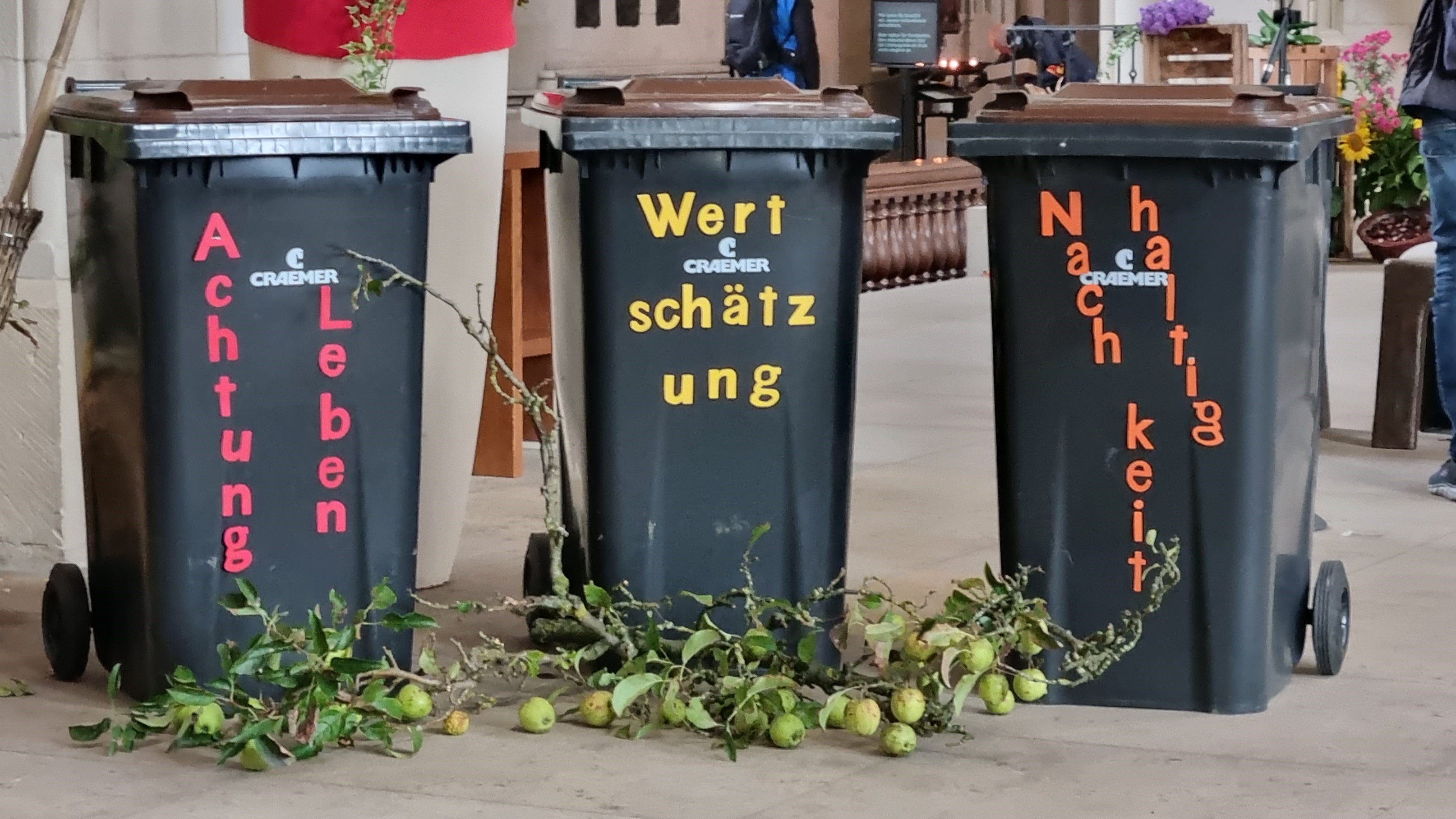 Biotonnen im fürs Erntedankfest dekorierten Dom