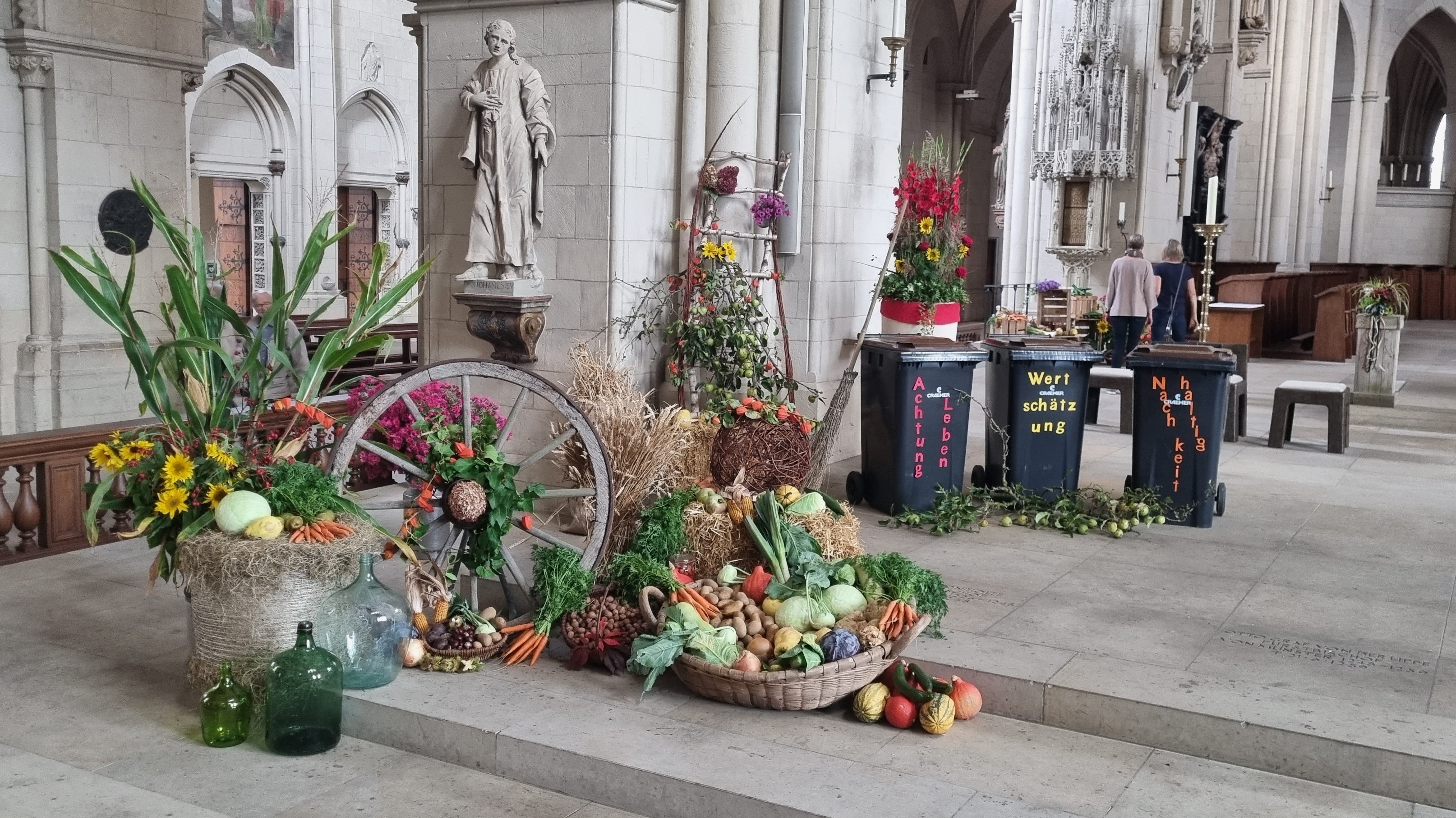 Biotonnen im fürs Erntedankfest dekorierten Dom