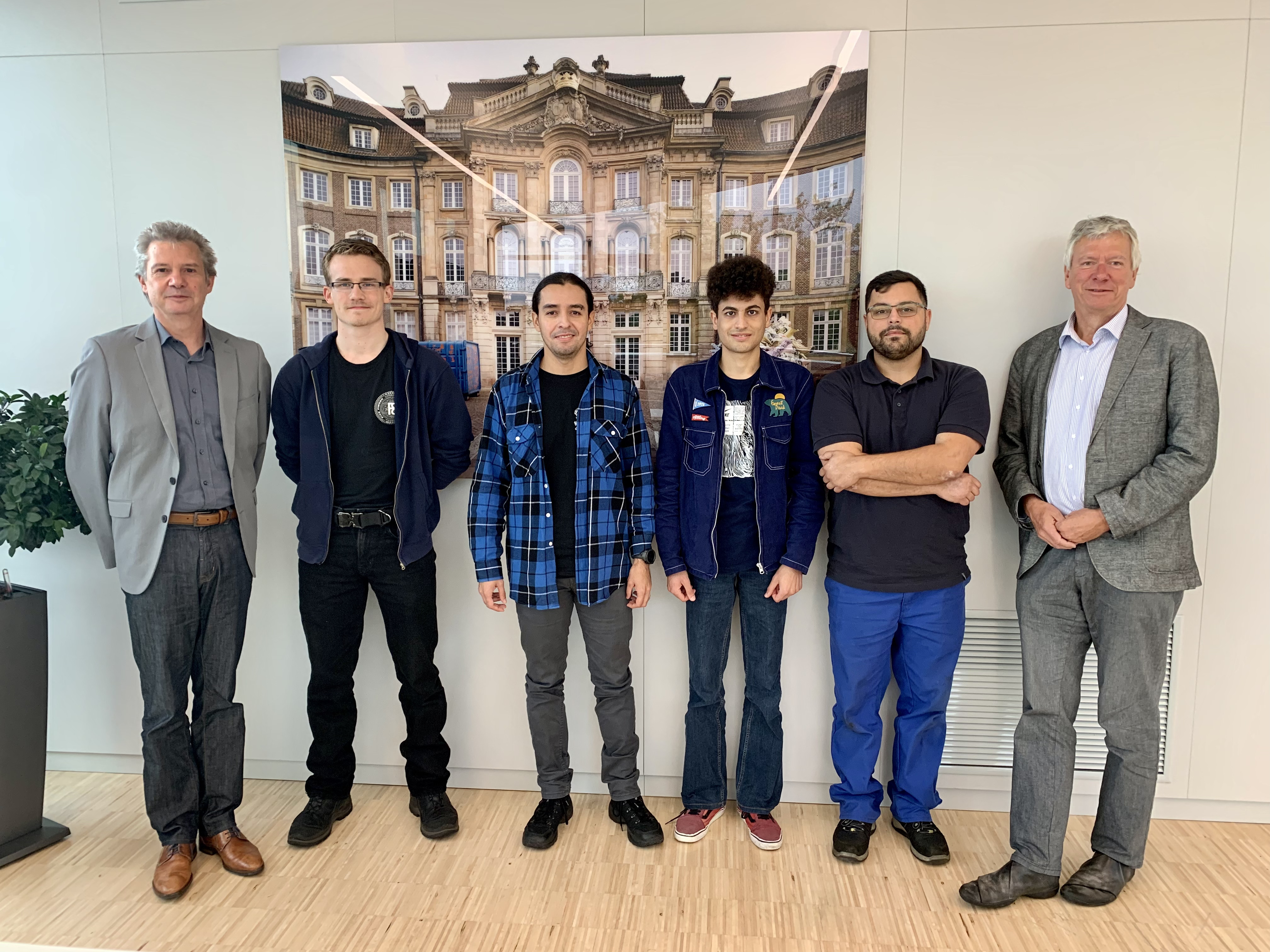 Gruppenfoto der neuen Azubis, der Betriebsleitung und des Auszubildendenkoordinators