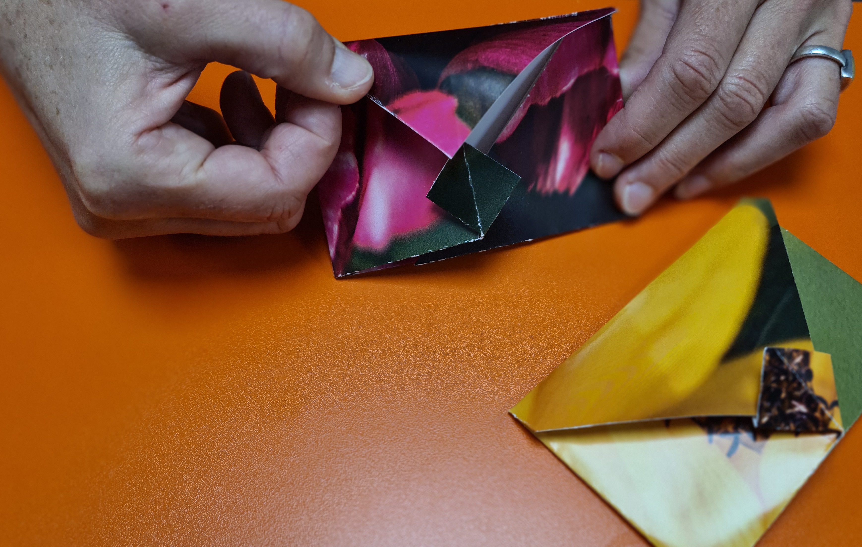 Aus einem alten Kalenderblatt wird ein schön verpackter Weihnachtsgruß. 