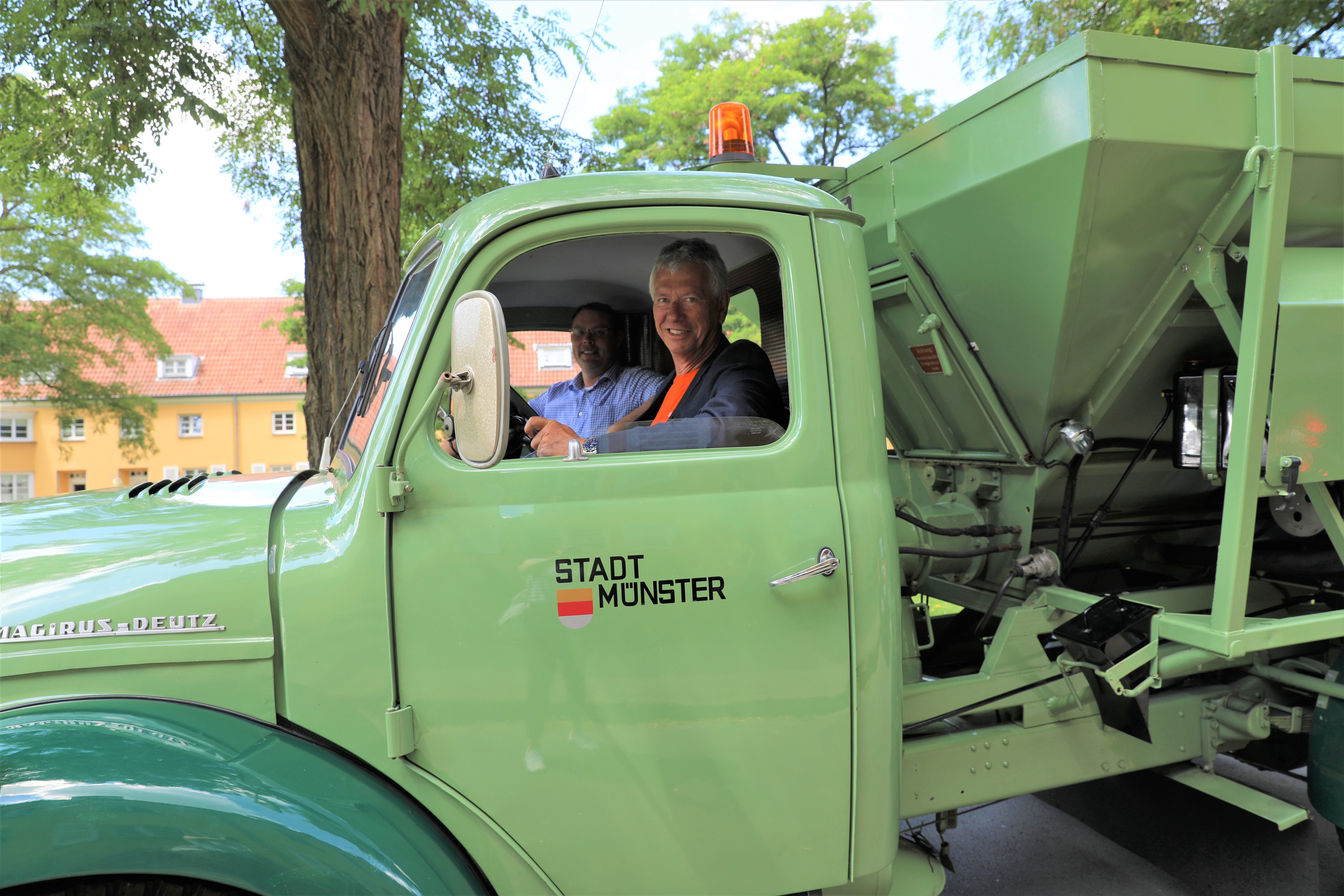 Betriebsleiter Patrick Hasenkamp im Oldtimer-Streuwagen