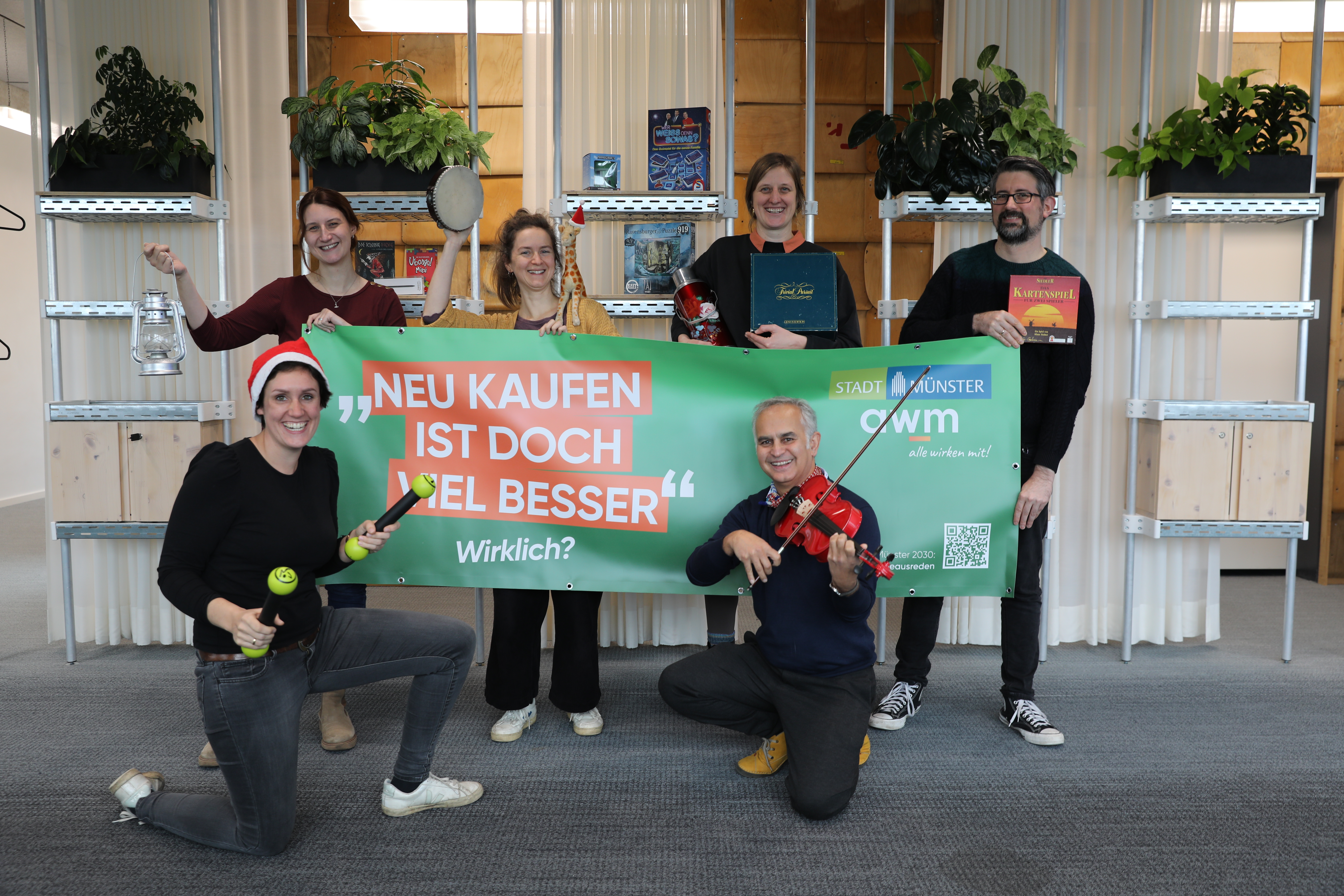 Das awm-Bildungsteam mit einigen Dingen aus zweiter Hand