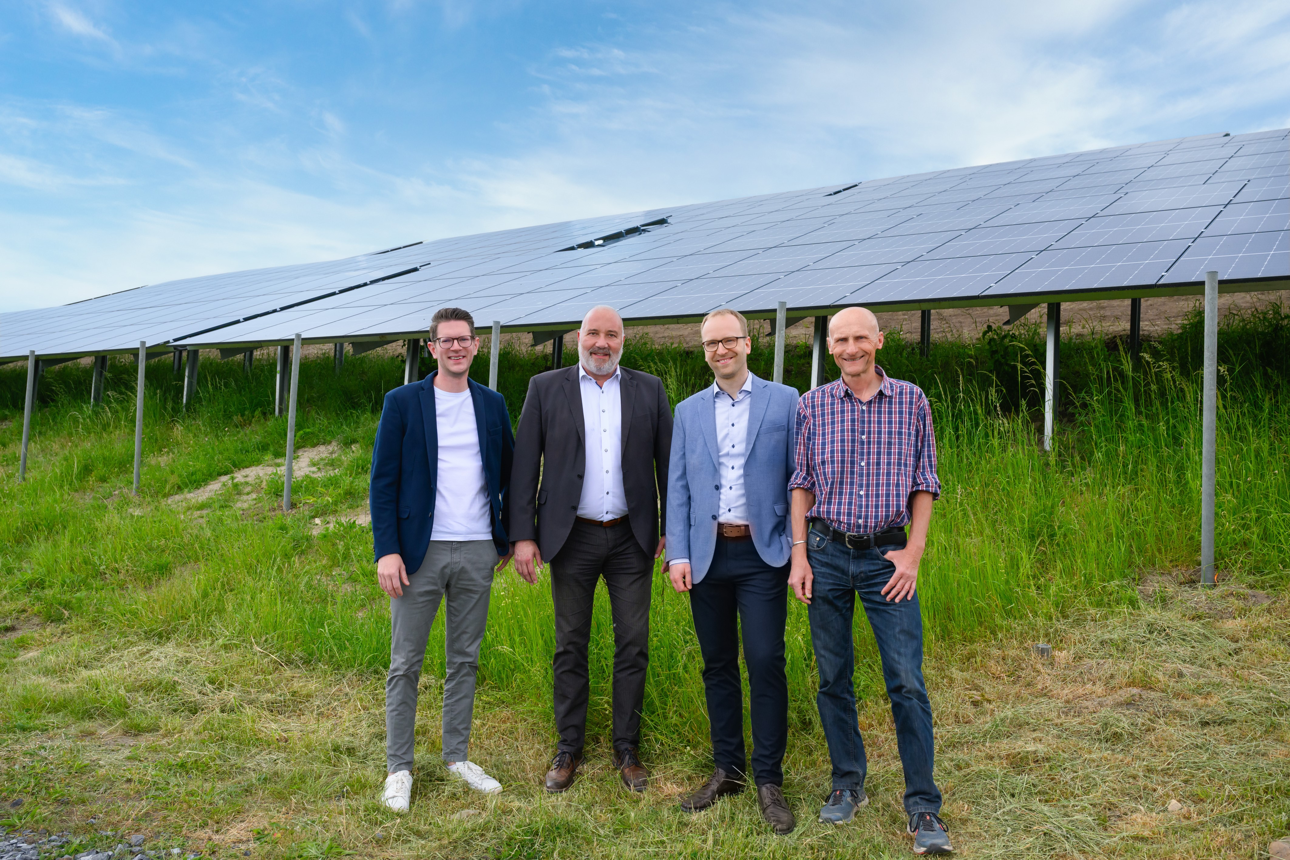 Verschiedene Personen vor der neuen PV-Anlage in Coerde