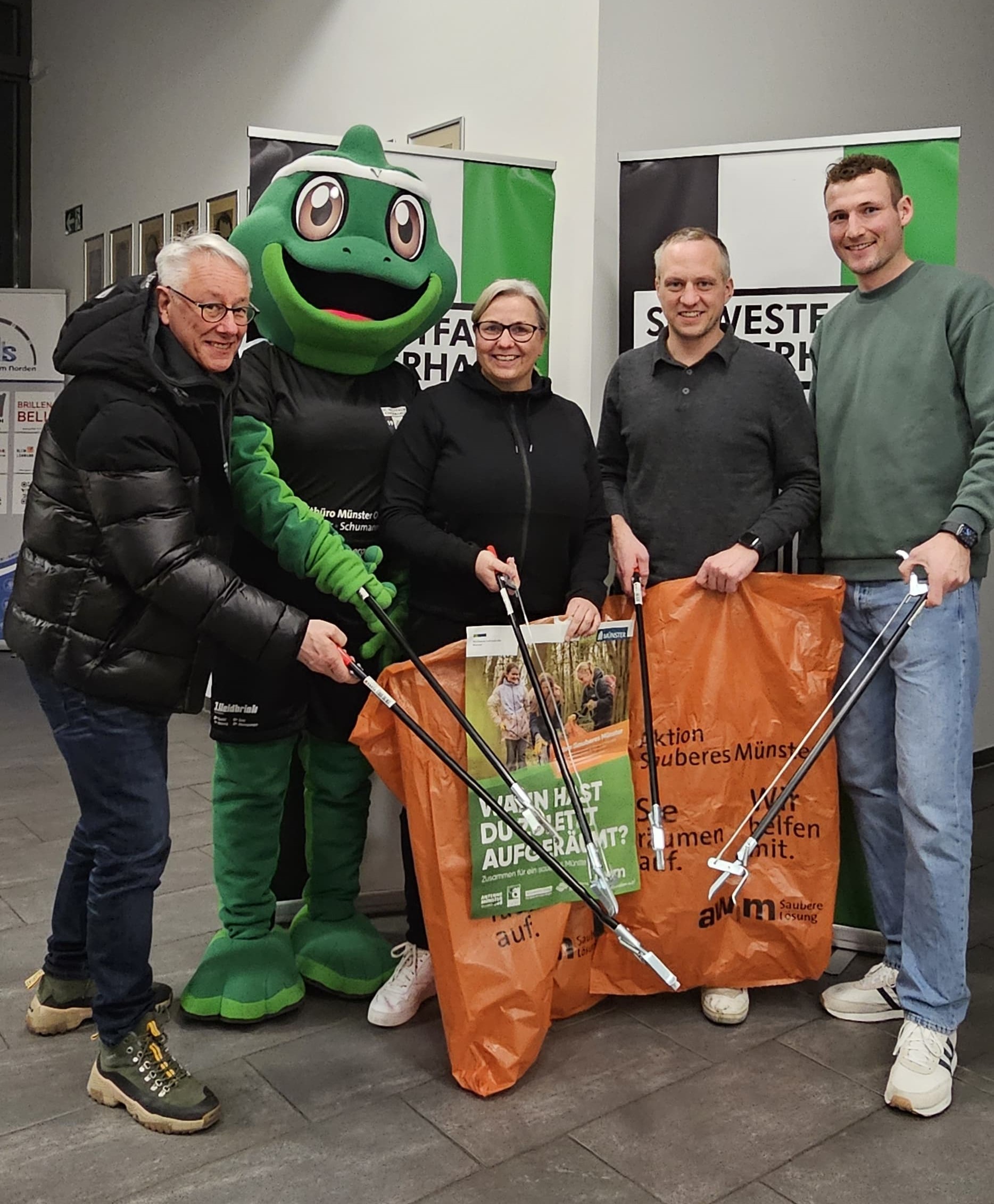 Vorstandsbild SC Westfalia Kinderhaus mit Maskottchen, Mülltüten und Müllzangen