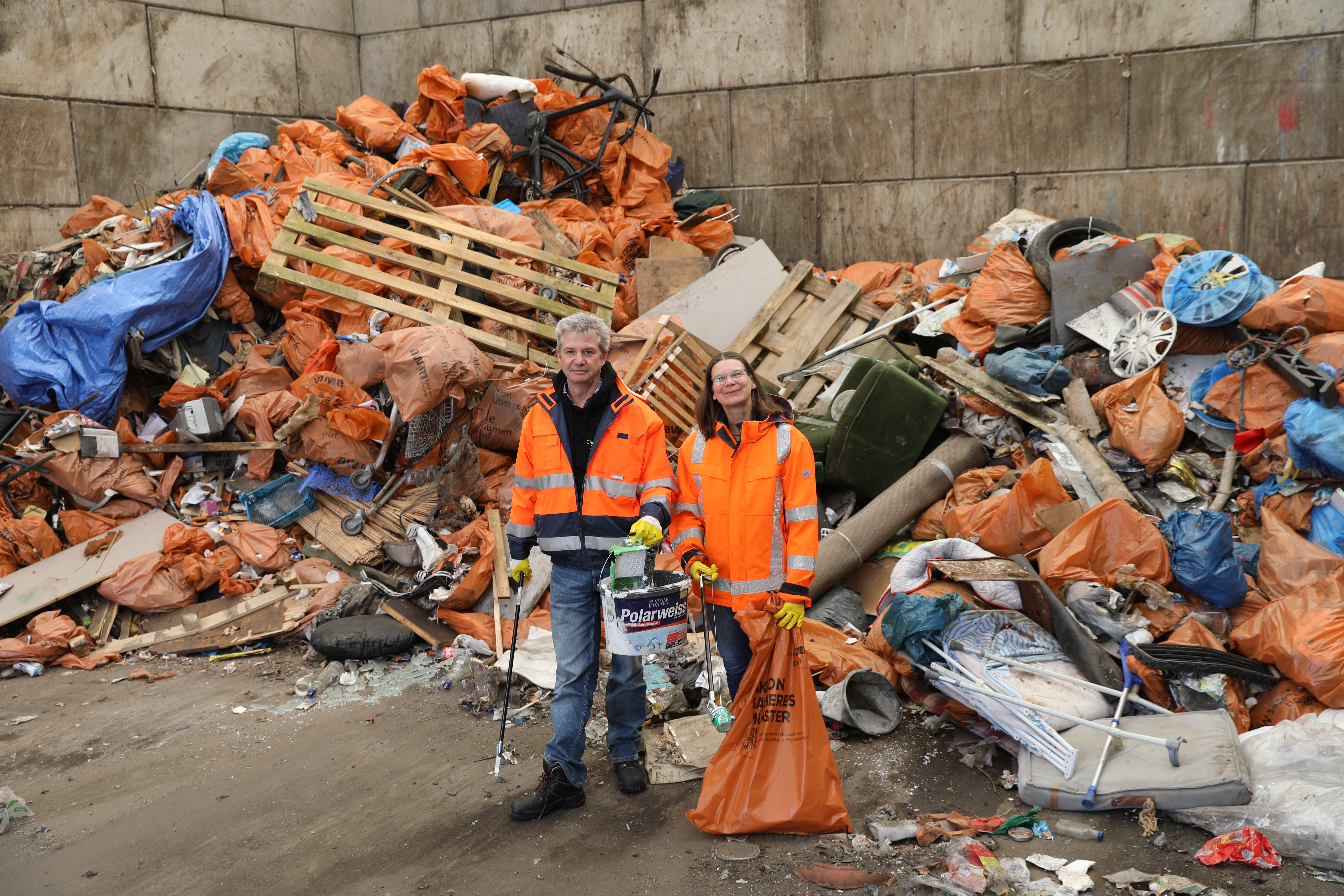 Christian Wedding (Kaufmännischer Betriebsleiter der awm) und Tina Mai (awm-Projektleiterin) ziehen Bilanz und freuen sich über das große Engagement bei der Aktion Sauberes Münster 2025
